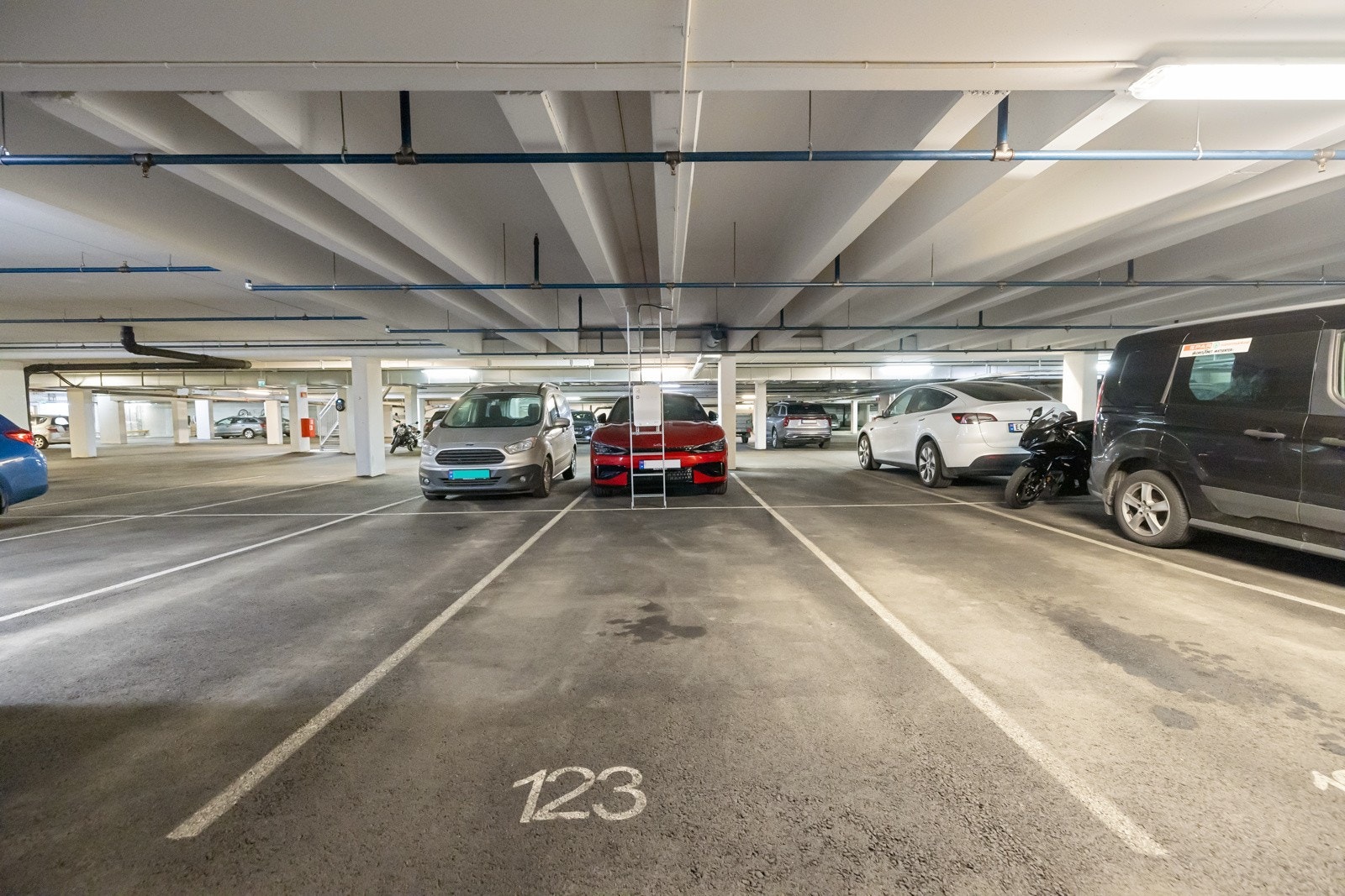 Det medfølger en garasjeplass i fellesanlegg Galleribilde