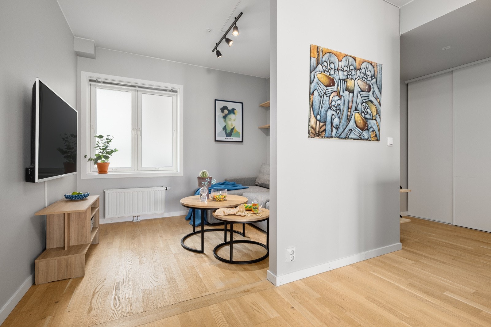 Stuen er opprinnelig soverom nr to, hvor veggen er delvis fjernet til fordel for en bruksvennlig planløsning Galleribilde