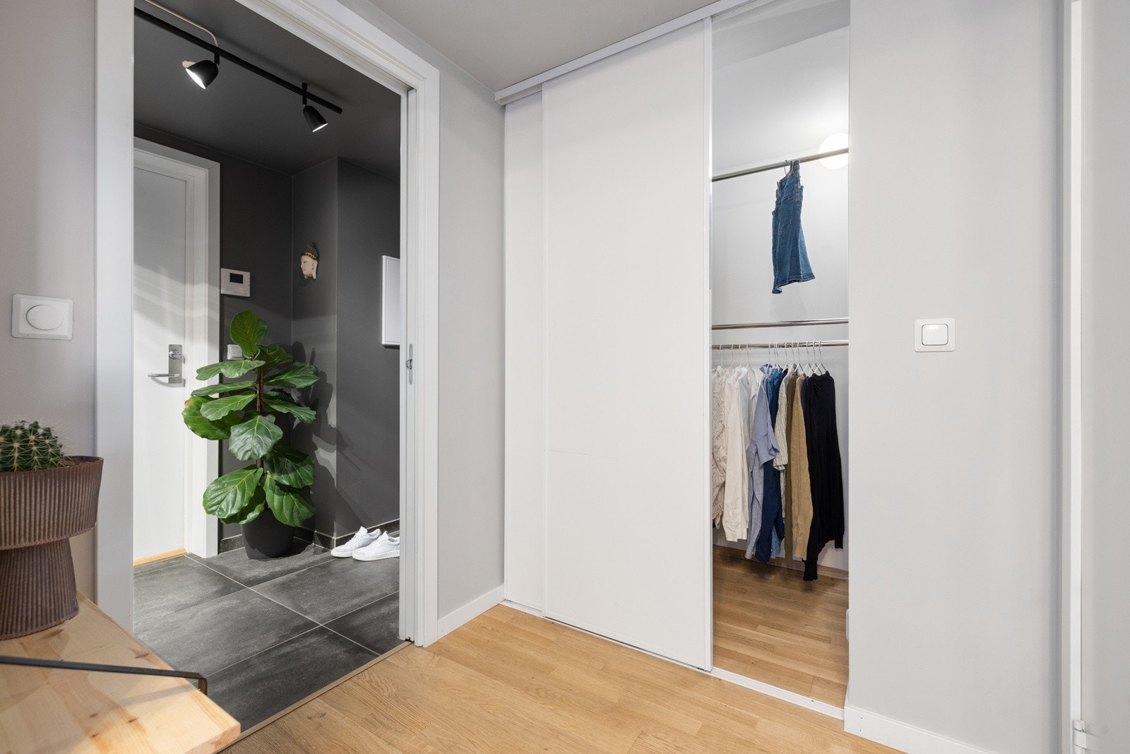 Det er godt med lagrinsplass i skyvedørsgarderobe Galleribilde
