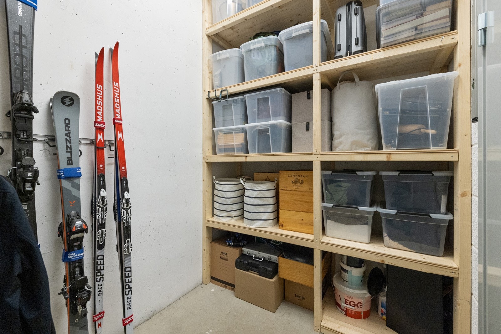 Lukket bod med masse lagringsplass Galleribilde
