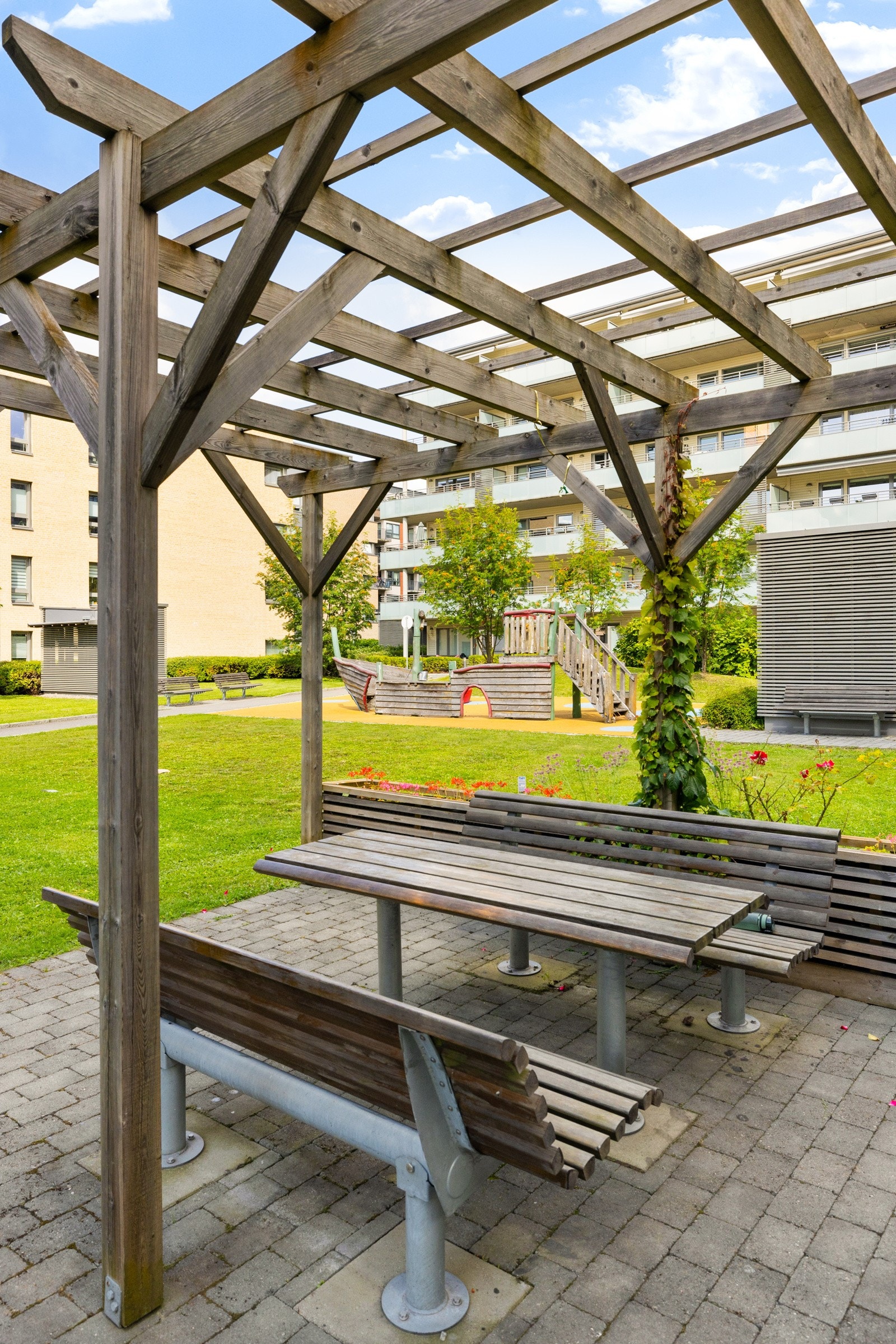 Flere sitteplasser og lekeapparater i området Galleribilde