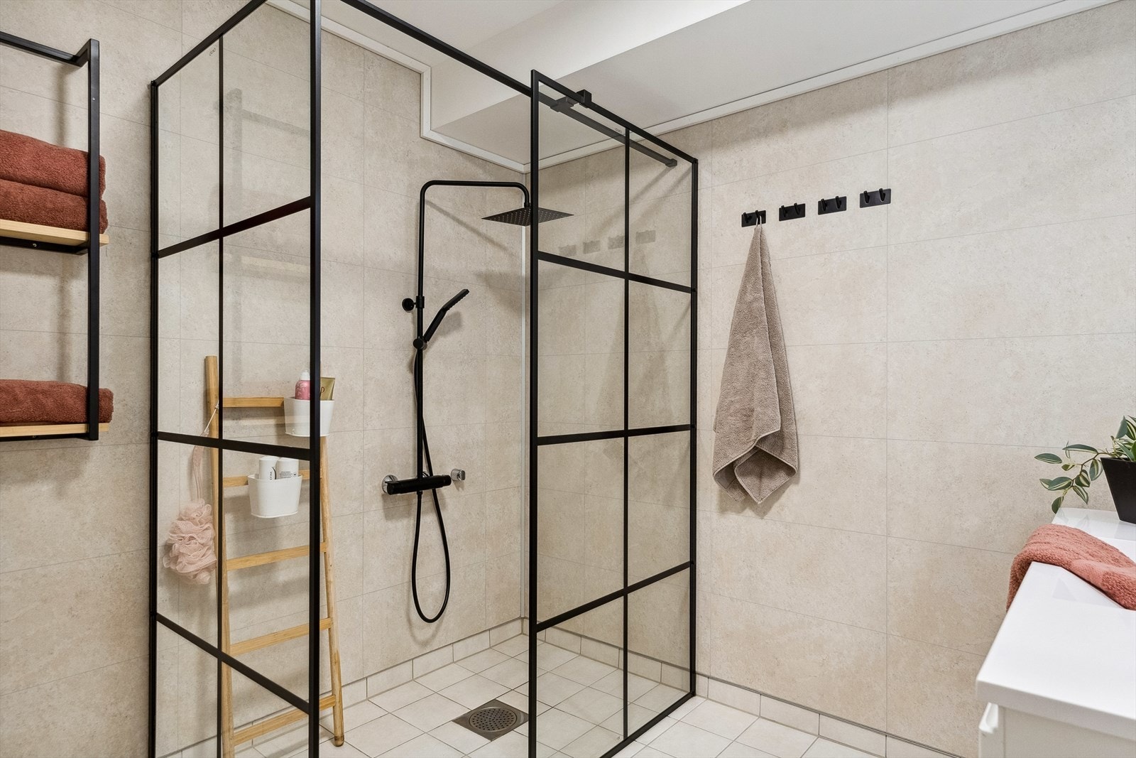 Dusjnisjen ble oppgradert i 2023 og gir et lekkert inntrykk med sorte detaljer, samt både håndgarnityr og regnfallsdusj. Galleribilde