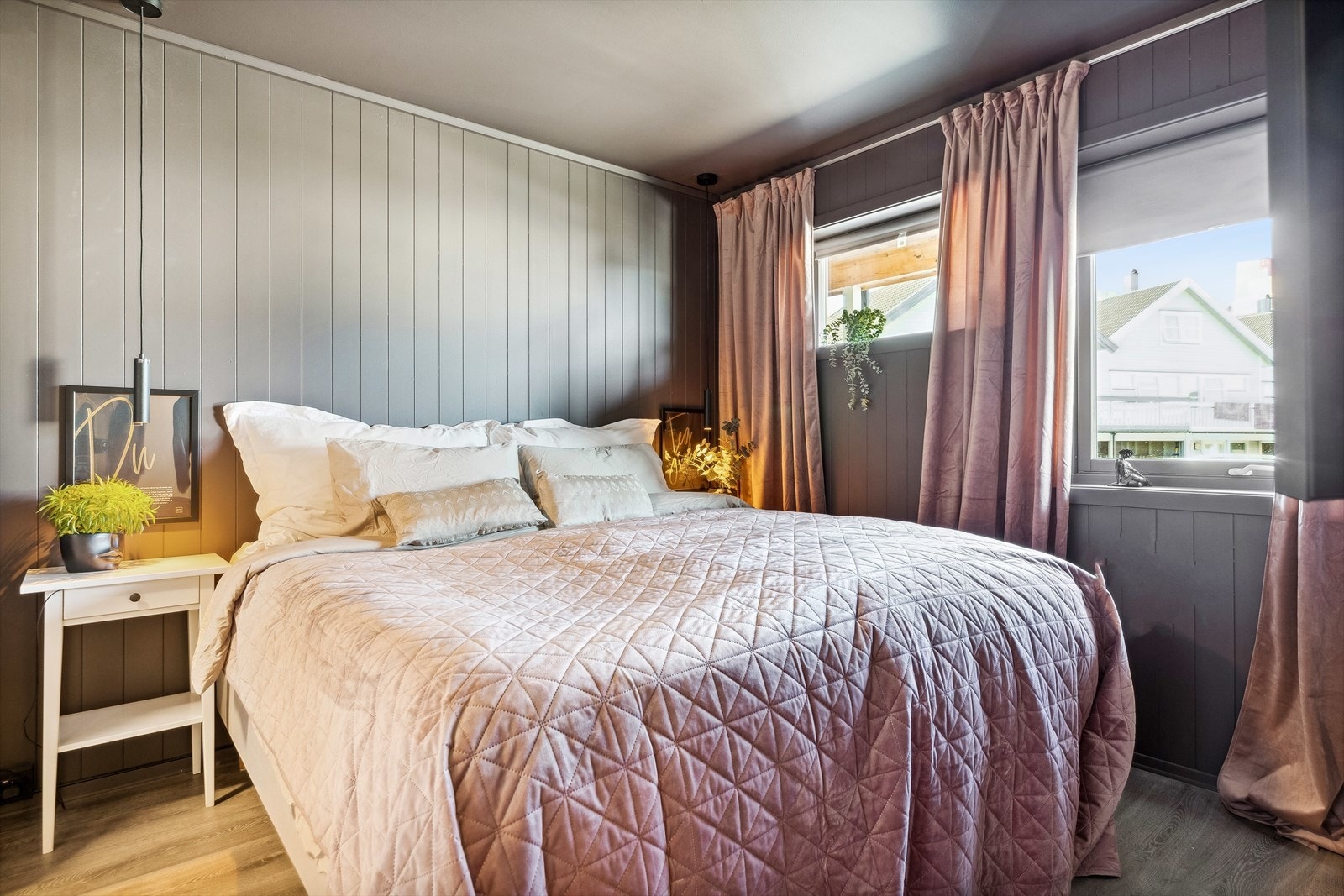 Med hele fem soverom har boligen god plass til en stor familie. Galleribilde