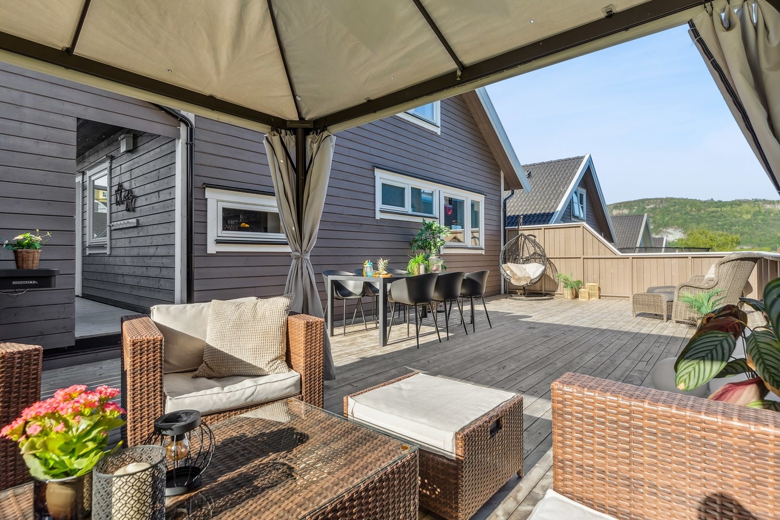 I bakkant av boligen ligger en stor, solrik terrasse. Terrassen er på hele 58 kvm, så her er det gode muligheter for å møblere i flere soner. Galleribilde