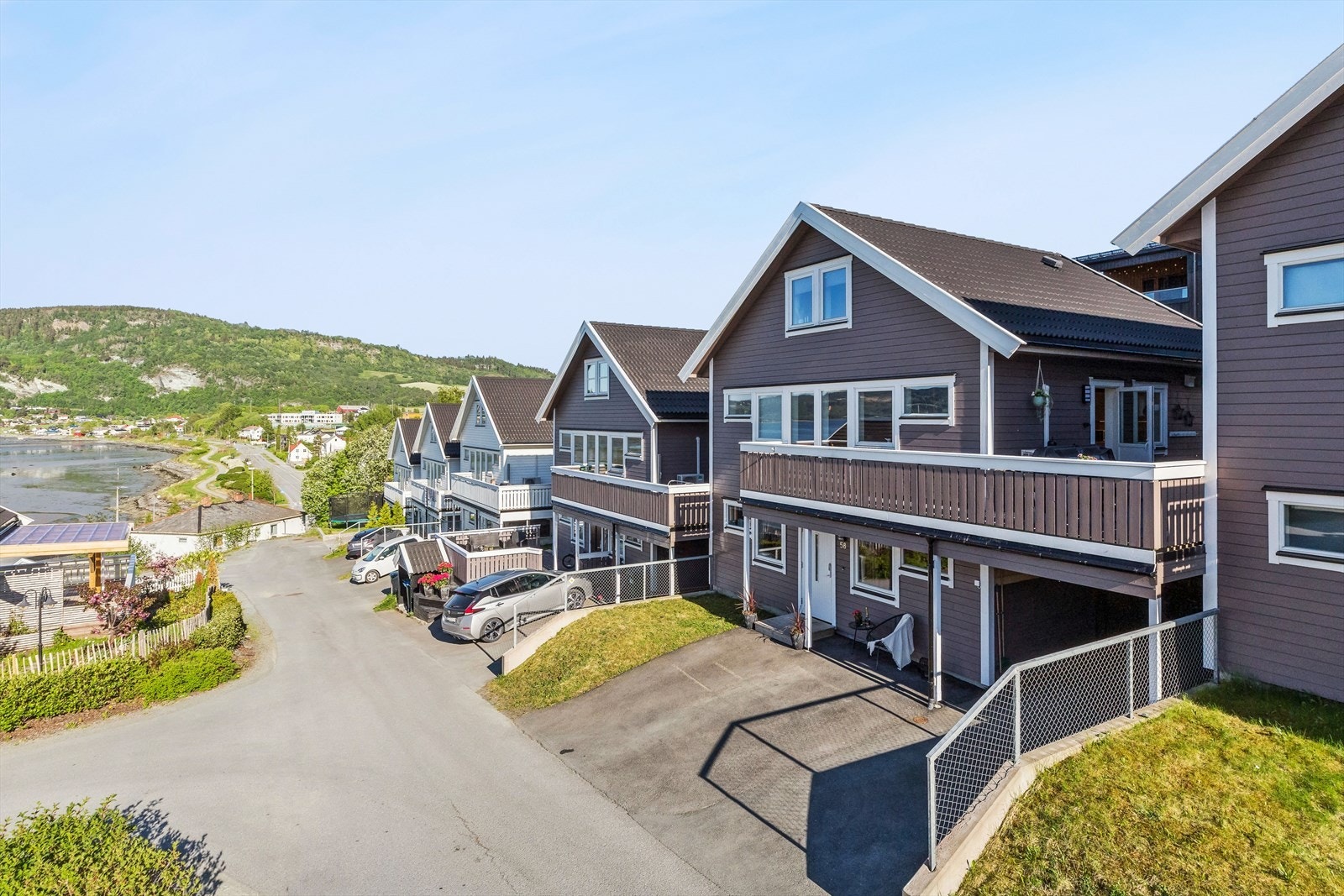 Det er parkering i en tilknyttet carport med bod på 5 kvm i bakkant. Galleribilde