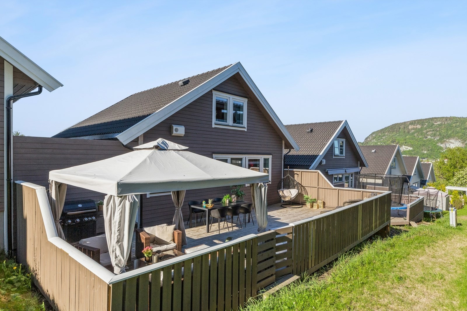 Det er parkering i en tilknyttet carport med bod på 5 kvm i bakkant. Galleribilde