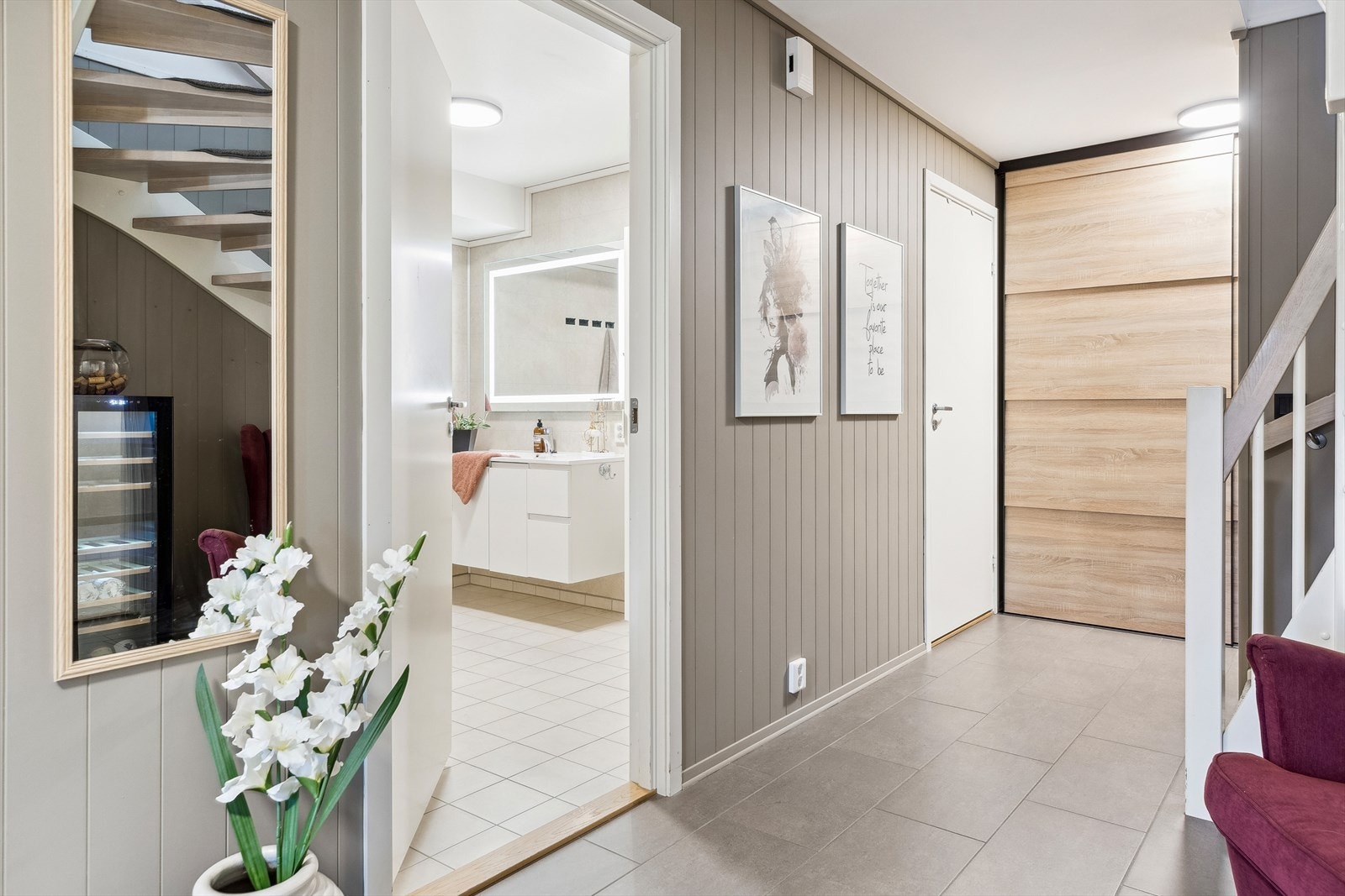 Boligen har bad i både sokkeletasjen og første etasje, så her går morgenstellet unna som en drøm. Galleribilde