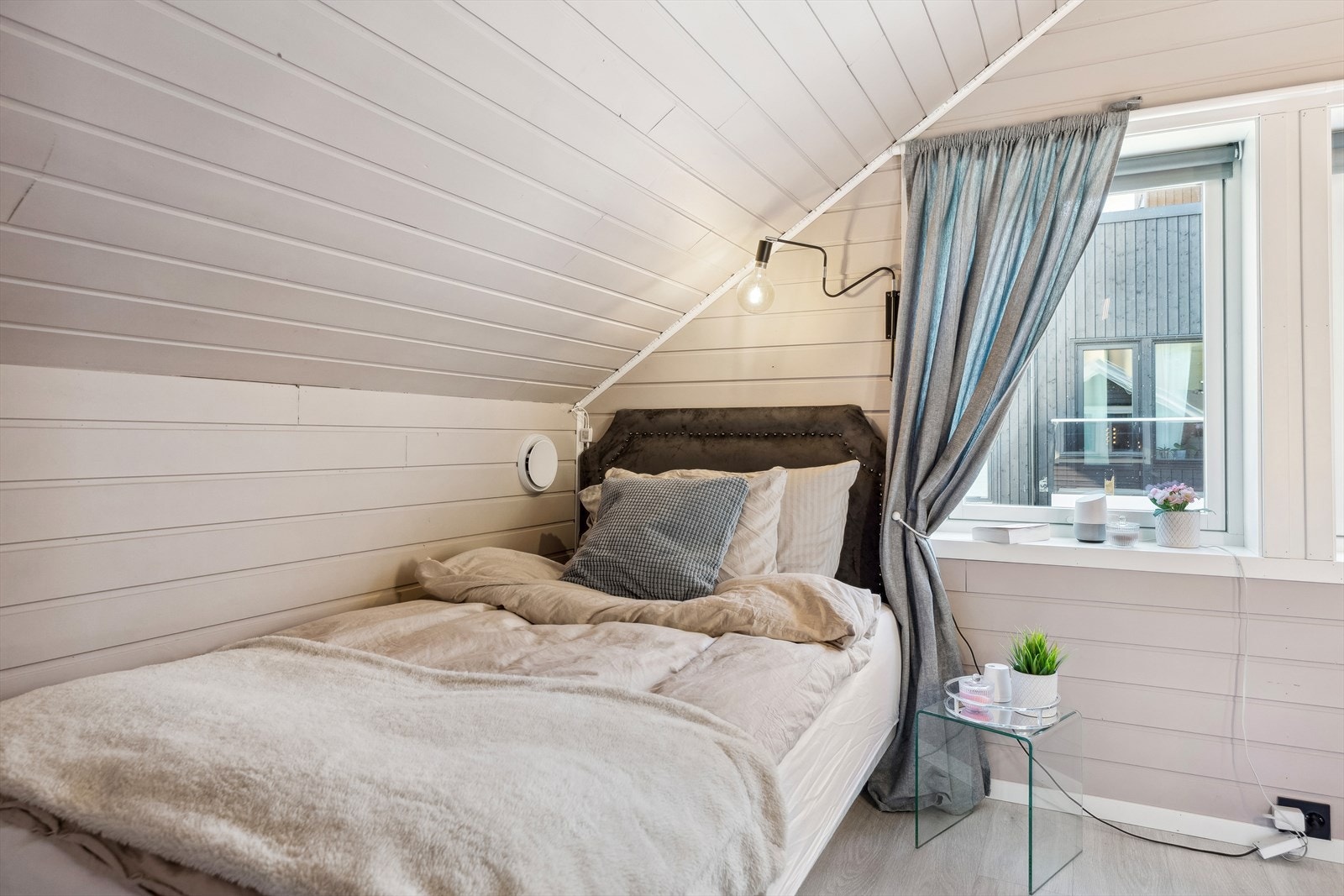 Boligen har to soverom i loftsetasjen, ett i første etasje og to i sokkeletasjen. Galleribilde