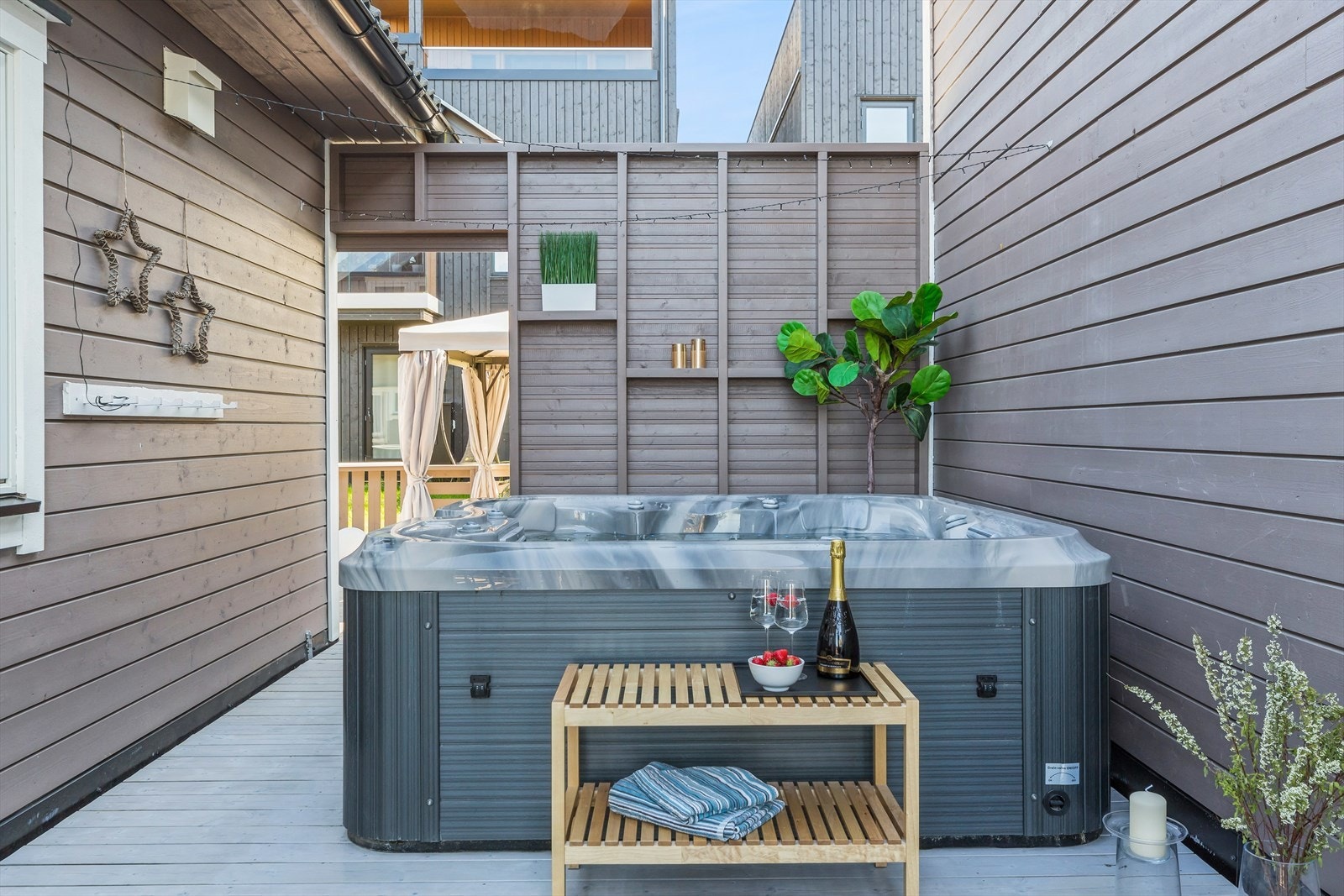 Leveggen ved enden av husveggen gir en skjermet uteplass som er velegnet for jacuzzi. Galleribilde