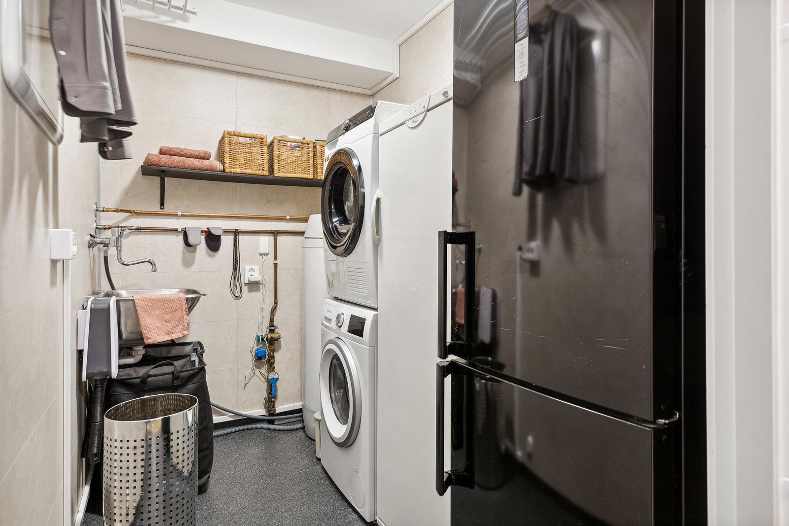 Boligen har et praktisk seperat vaskerom i sokkeletasjen. Galleribilde