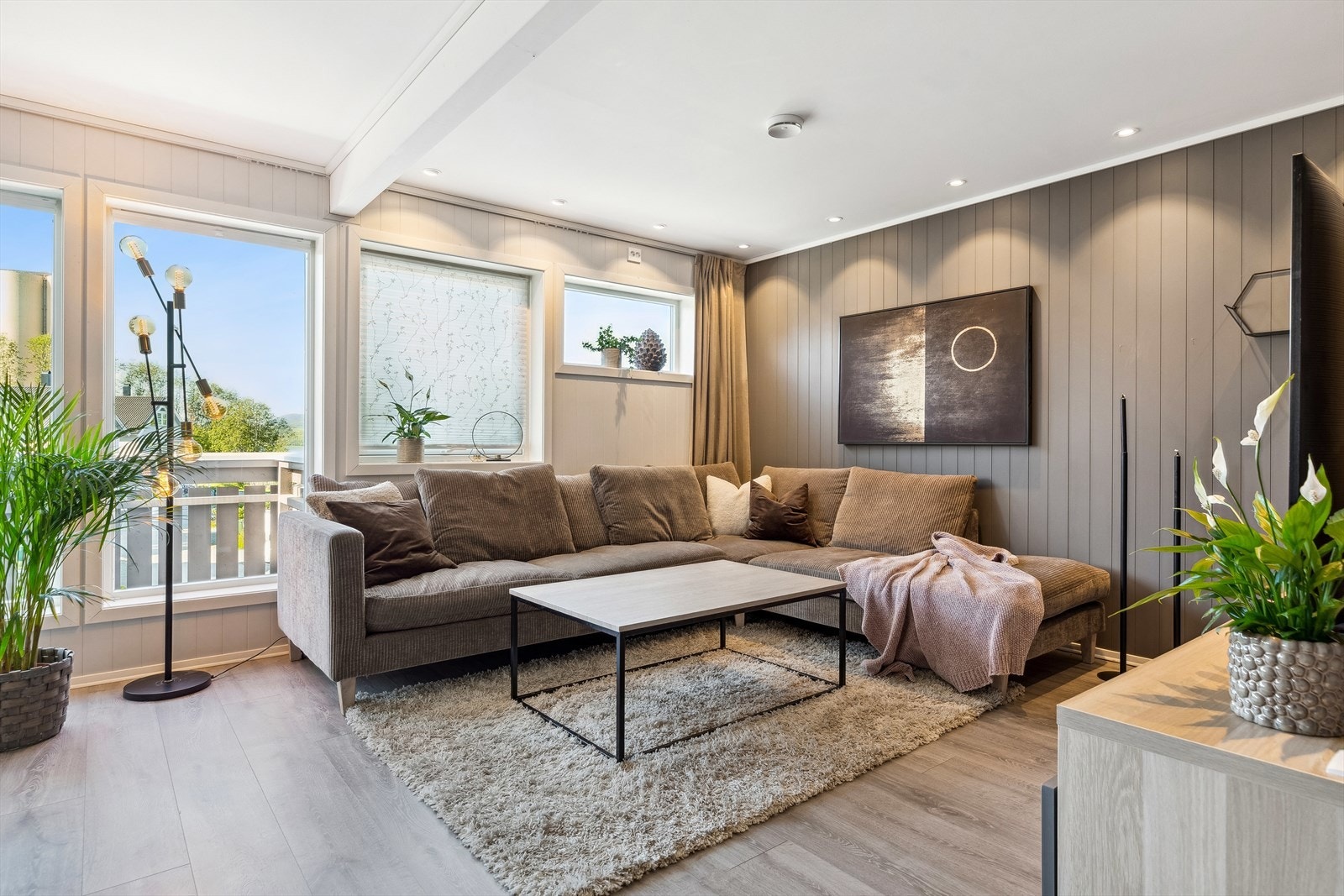 Beliggenheten gir herlig utsikt, kort vei til skole og barnehage, samt nærhet til strandpromenade og turområder. Galleribilde