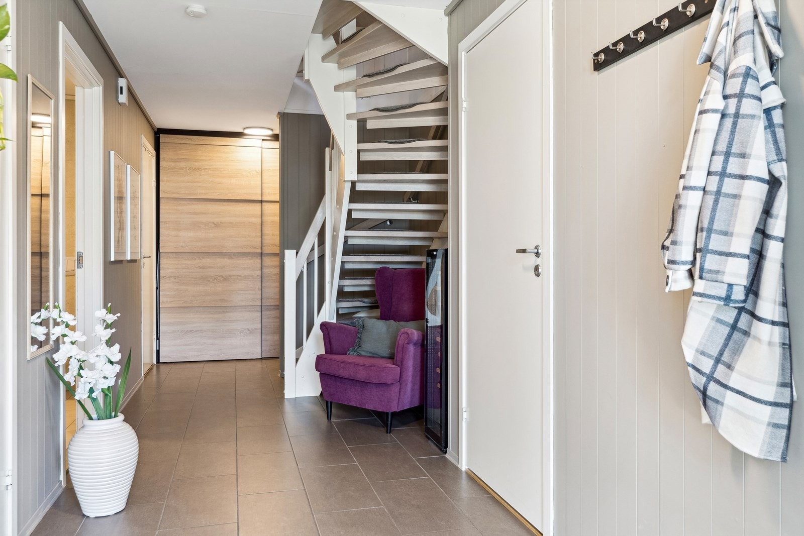 I enden av gangen er det montert en pen skyvedørsgarderobe. Galleribilde