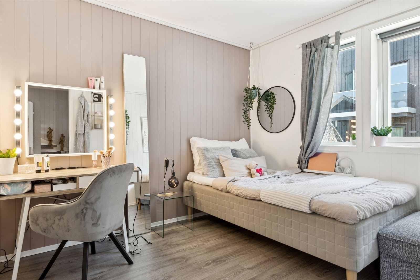 Soverommet i første etasje er på romslige 10,5 kvm og er holdt i samme stil som øvrige soverom. Galleribilde