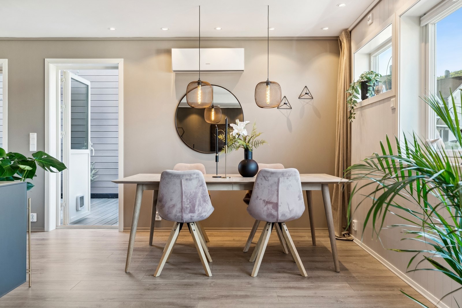 Fra kjøkken/stuen er det utgang til trivelige veranda som strekker seg langs siden av boligen Galleribilde