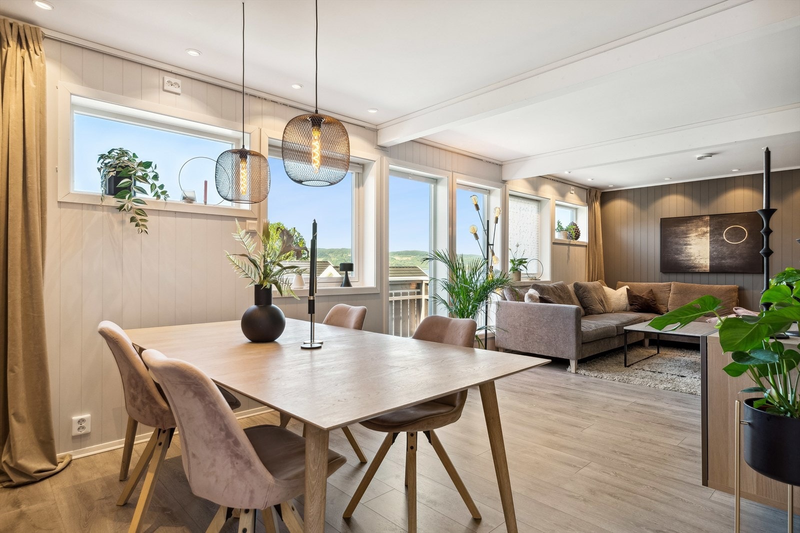 Store vindusflater gir behagelige lysforhold og det er enkelt å innrede med både sofaløsning og spisebord. Galleribilde