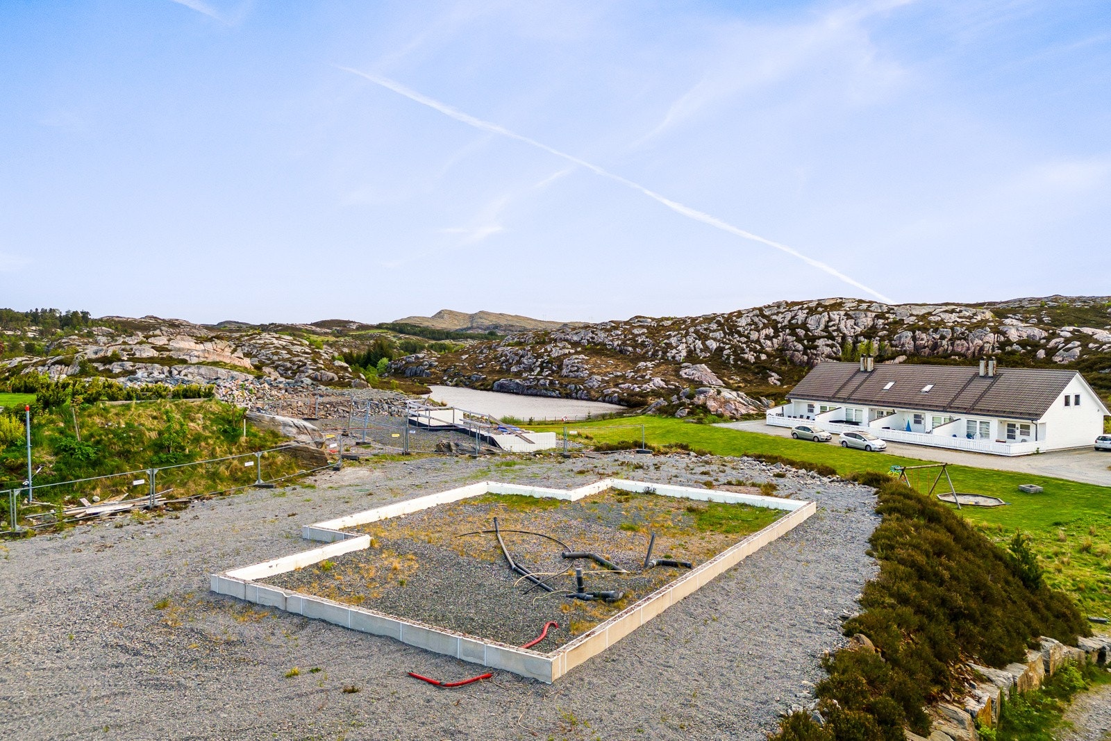 - Tomten ligger ideelt til med gode solforhold hele dagen. Dette gir deg muligheten til å nyte lange, solfylte dager i hagen eller på terrassen - Galleribilde