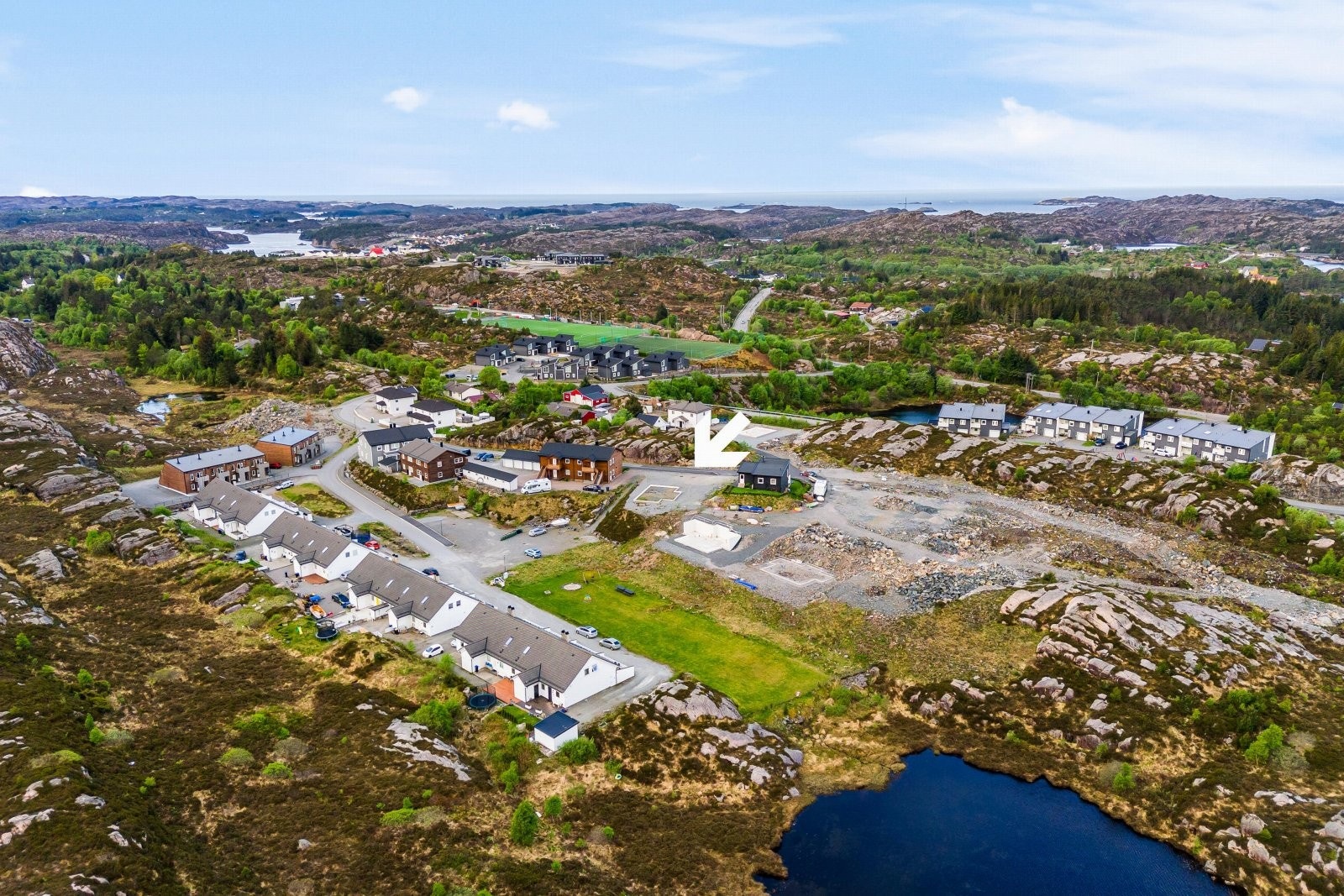 - Tomten er planert, flat og gruslagt, og det er satt opp ringmur, noe som gjør byggestarten enkel og effektiv. - Galleribilde