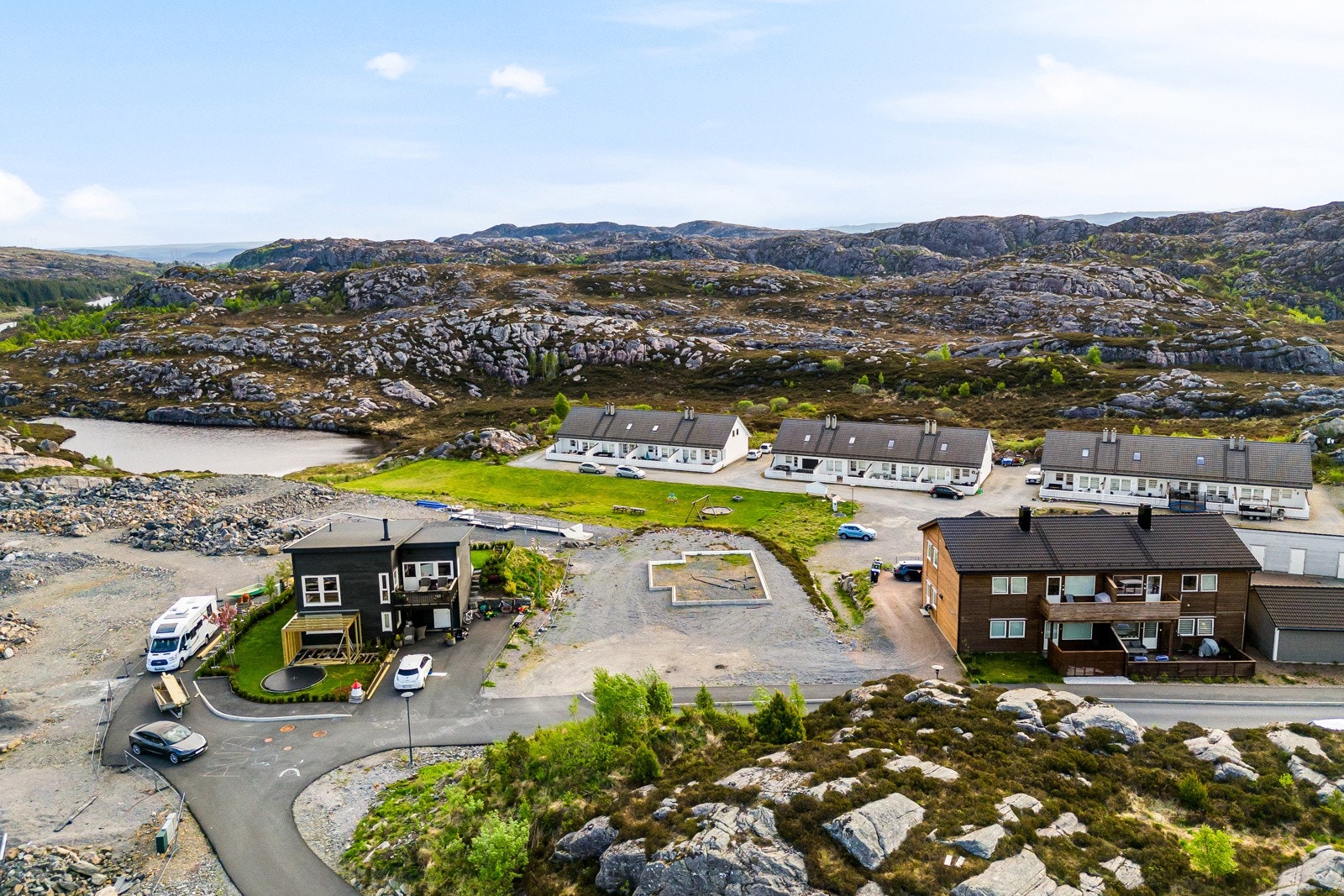 - Nærmeste dagligvarebutikk er Kiwi Møvik, ca. 6 minutter med bil - Galleribilde