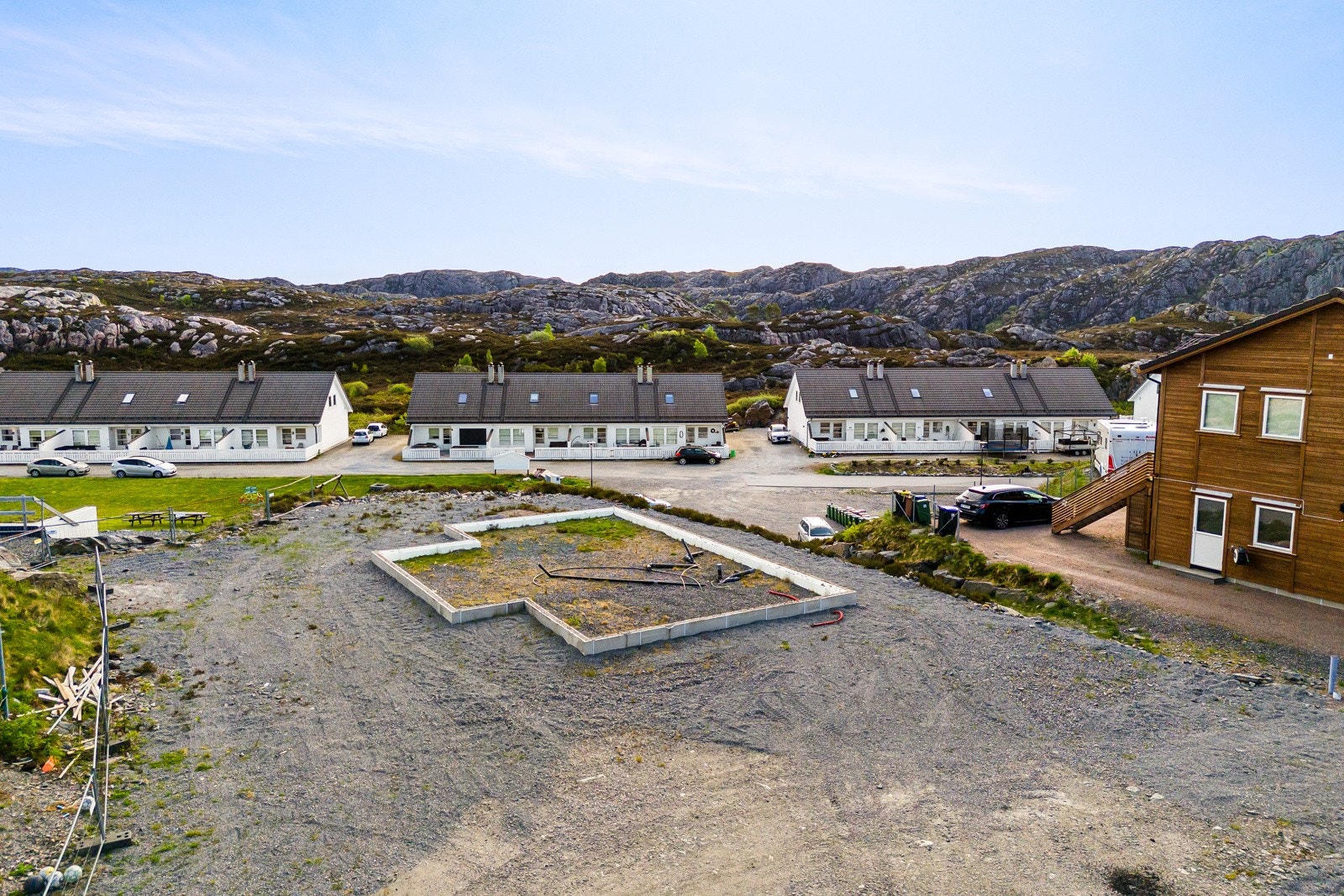 - Det er allerede godkjent bygging av enebolig på tomten. Merk at det kan være nødvendig å søke på nytt om byggetillatelse, ettersom det ikke har vært utvikling på tomten de siste årene - Galleribilde