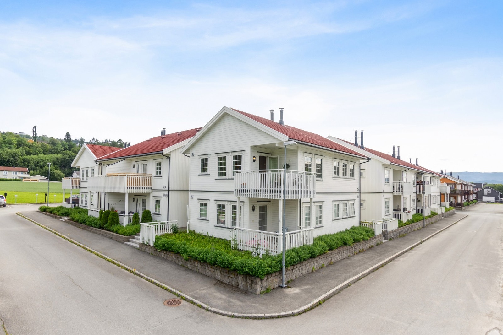 Boligen ligger på hjørnet i 2. etasje. Galleribilde