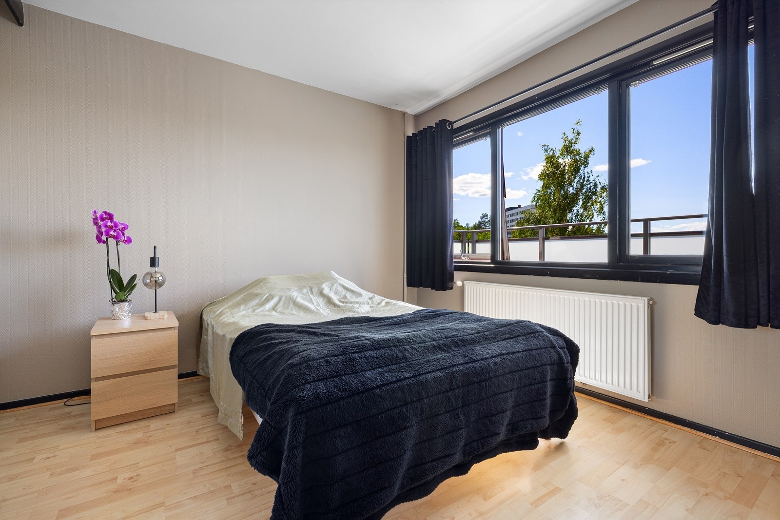 Soverom med god plass til dobbeltseng og nattbord Galleribilde