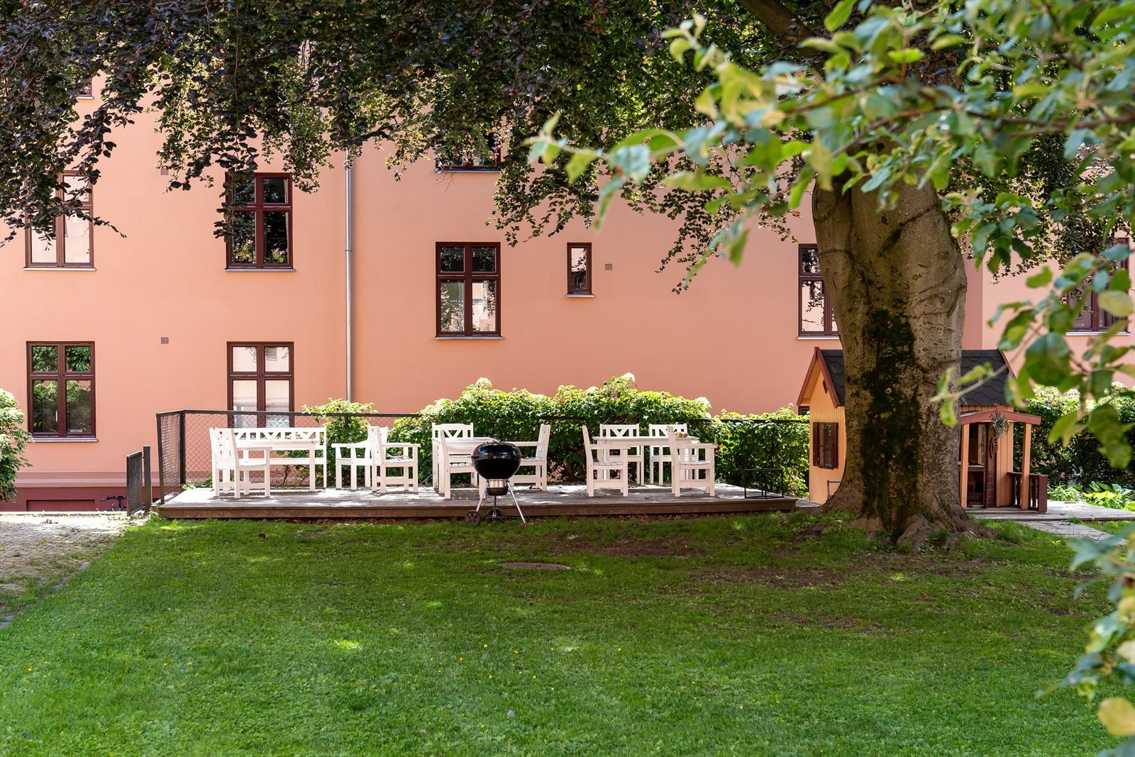 Borettslaget har møblert fellesområdet i bakgården. Her kan du nyte solen og stillheten eller samle gode venner eller naboer for en hyggelig sammenkomst. Galleribilde