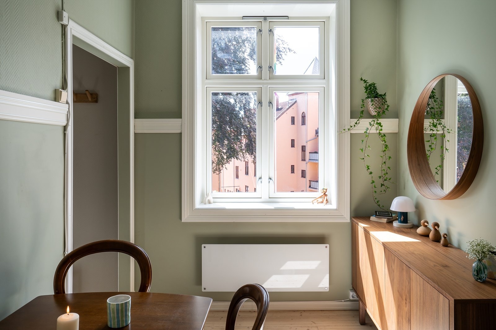 Dette er en lys og hyggelig 2-romsleilighet med gjennomgående god standard beliggende på Vøyenvollen. Galleribilde