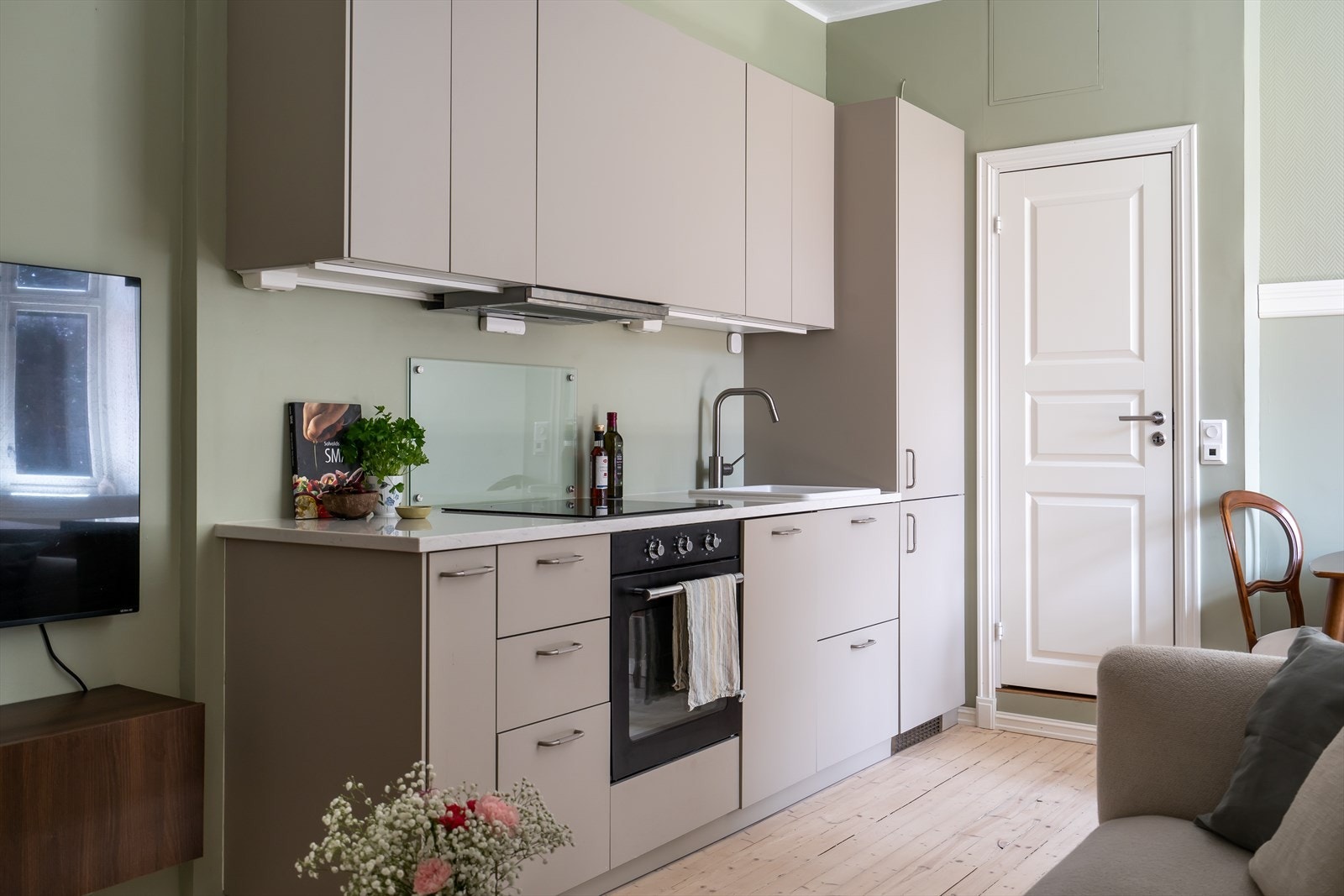 Videre har kjøkkenet integrerte hvitevarer, deriblant kjøleskap, oppvaskmaskin og stekeovn med induksjonsplate. Galleribilde