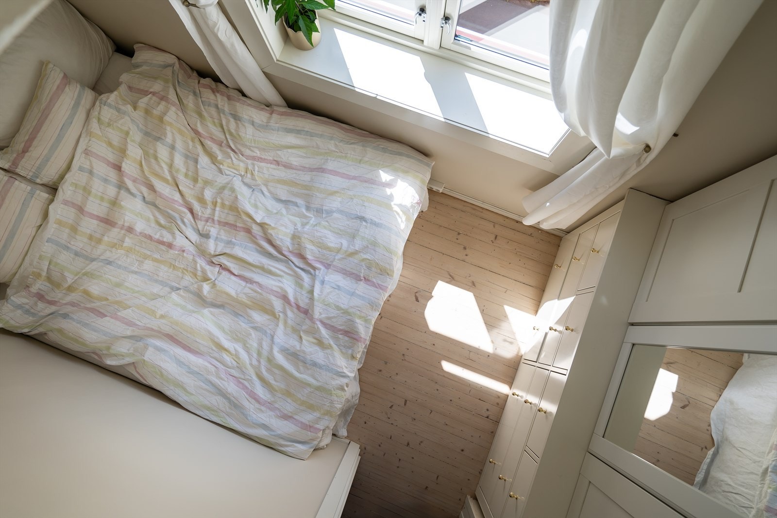 Rommet er malt i en behagelig beige tone som gir ro. Galleribilde