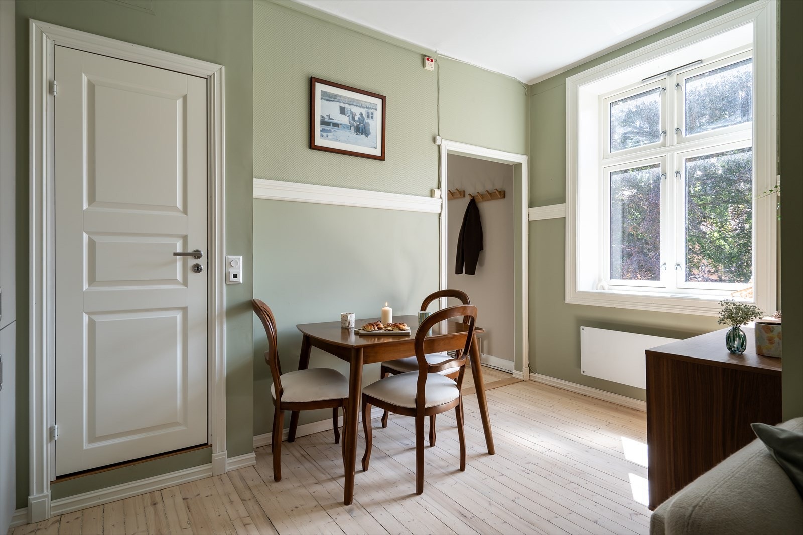 Et hyggelig og sosialt oppholdsrom med en naturlig soneinndeling. Galleribilde