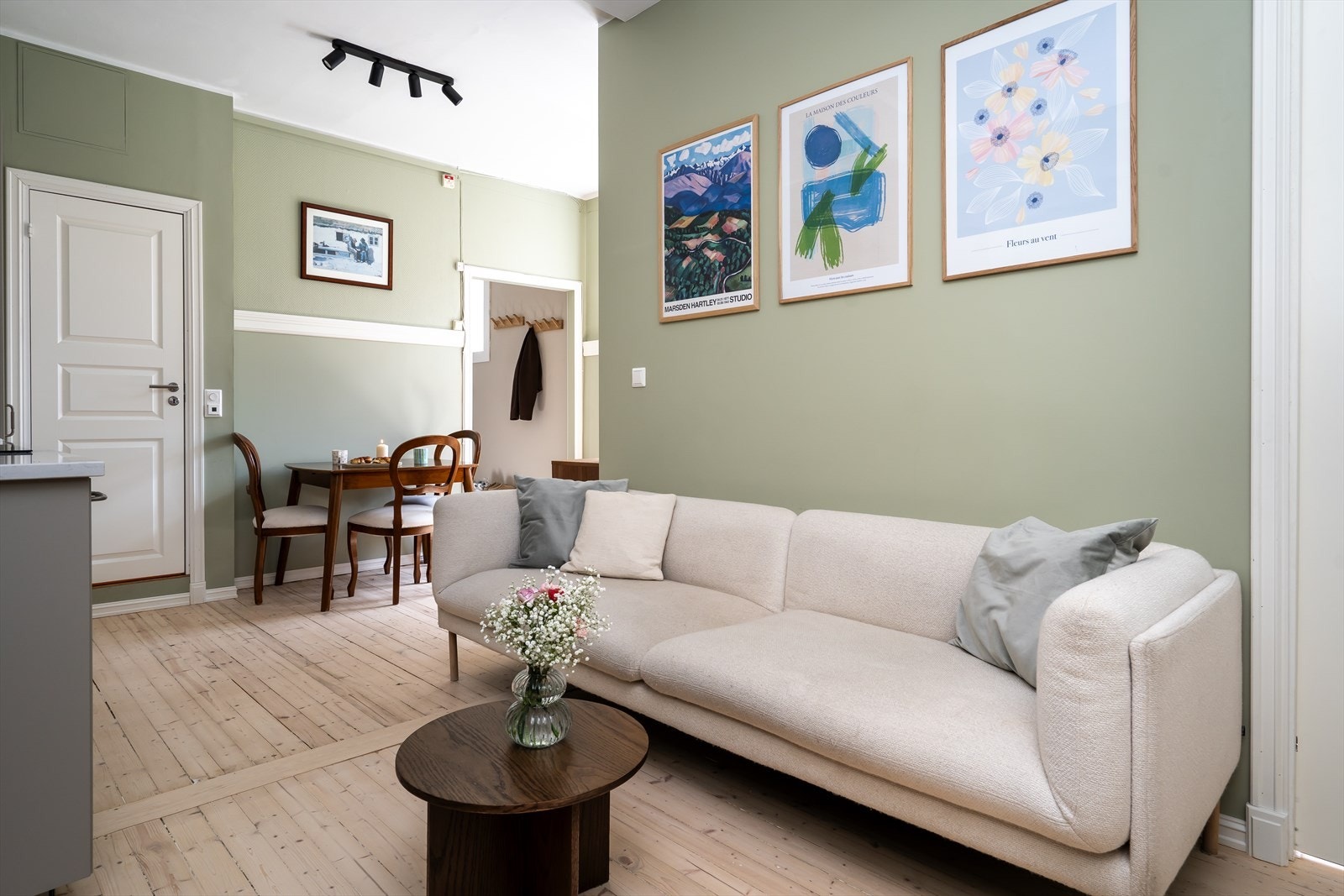 Leiligheten har sjarmerende gjennomgående originale tregulv. Galleribilde