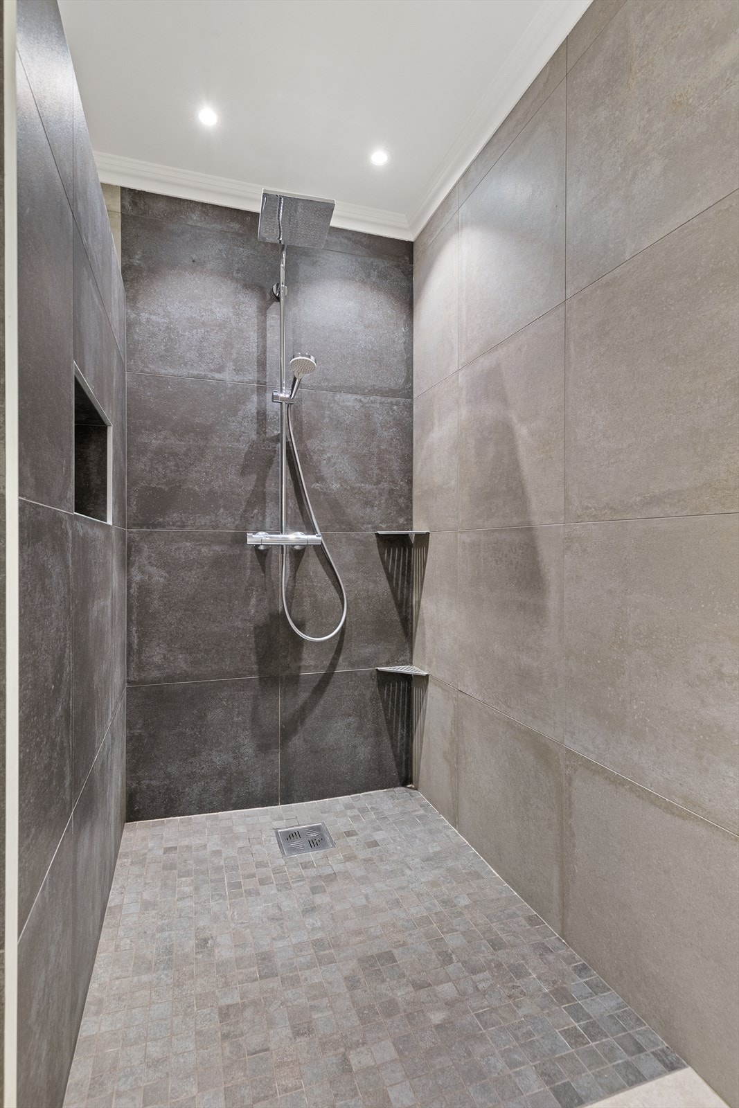 Pent flislagt bad i underetasjen med stor dusj Galleribilde