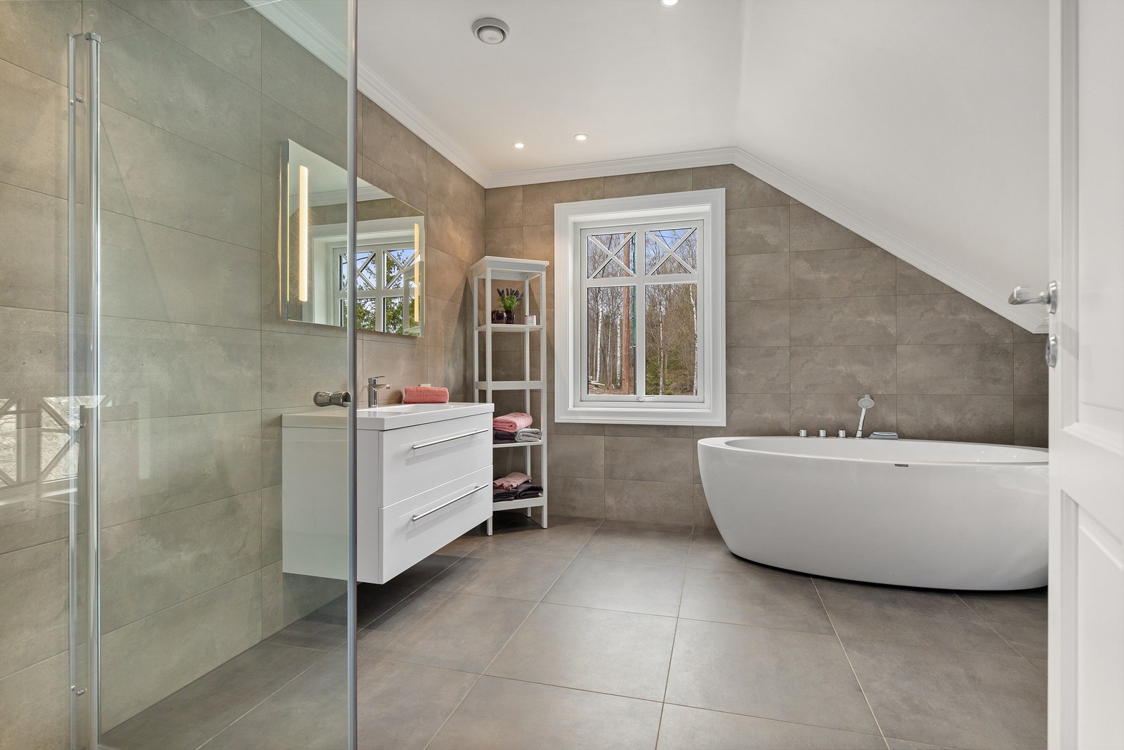 Flott flislagt bad i 2.etasje Galleribilde