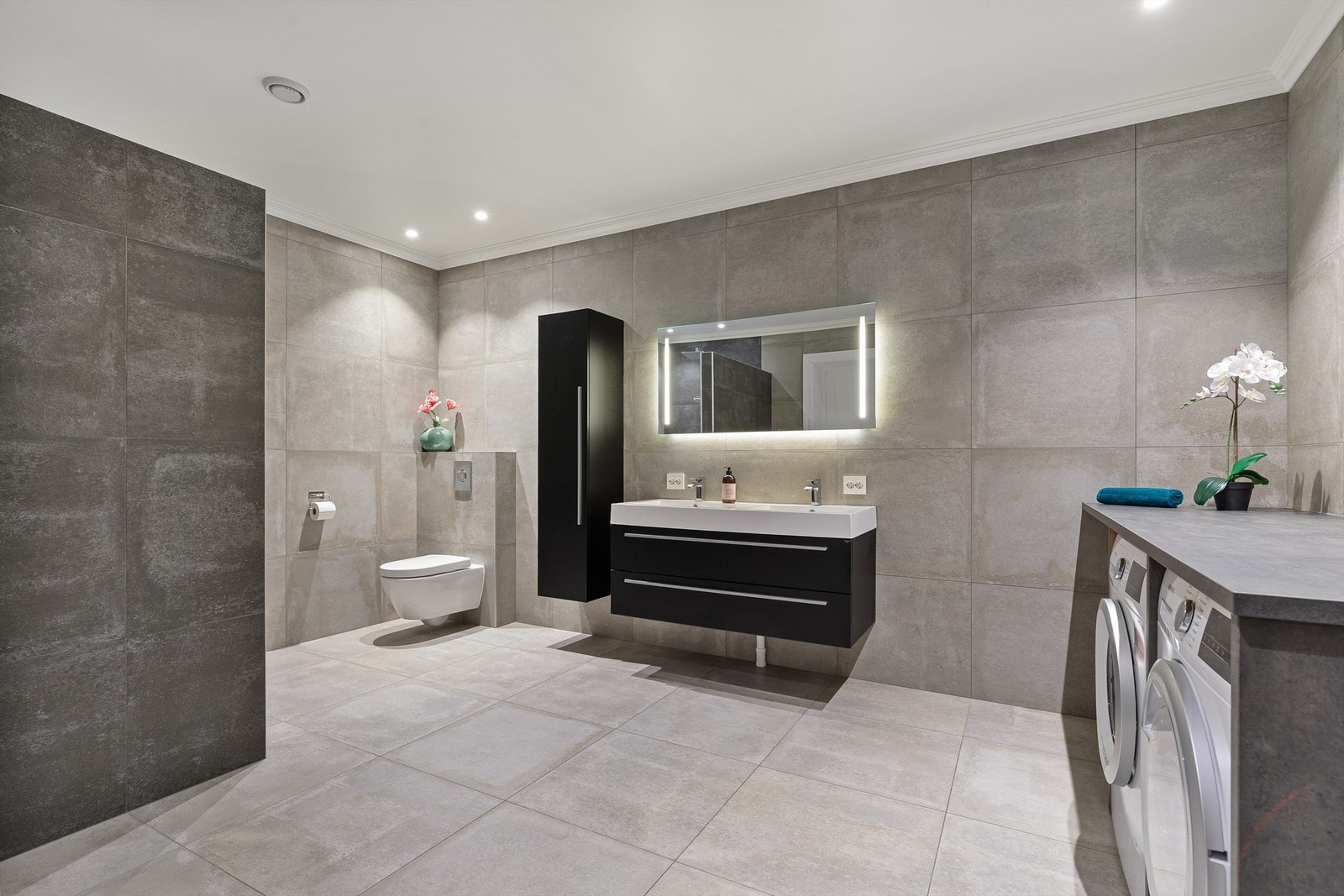 Stort flott flislagt bad/vaskerom Galleribilde