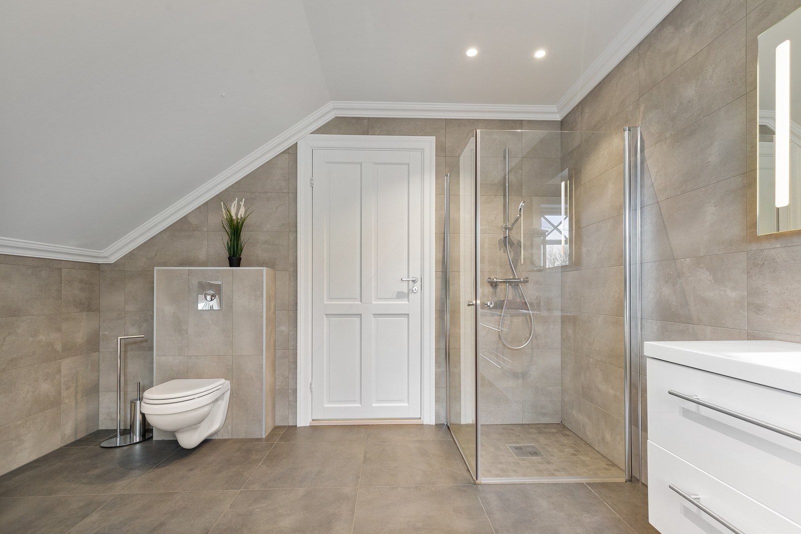 Flott flislagt bad i 2.etasje Galleribilde