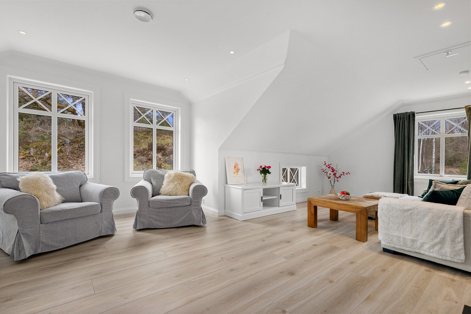 Stor loftstue med store vinduer som gir mye naturlig lys Galleribilde