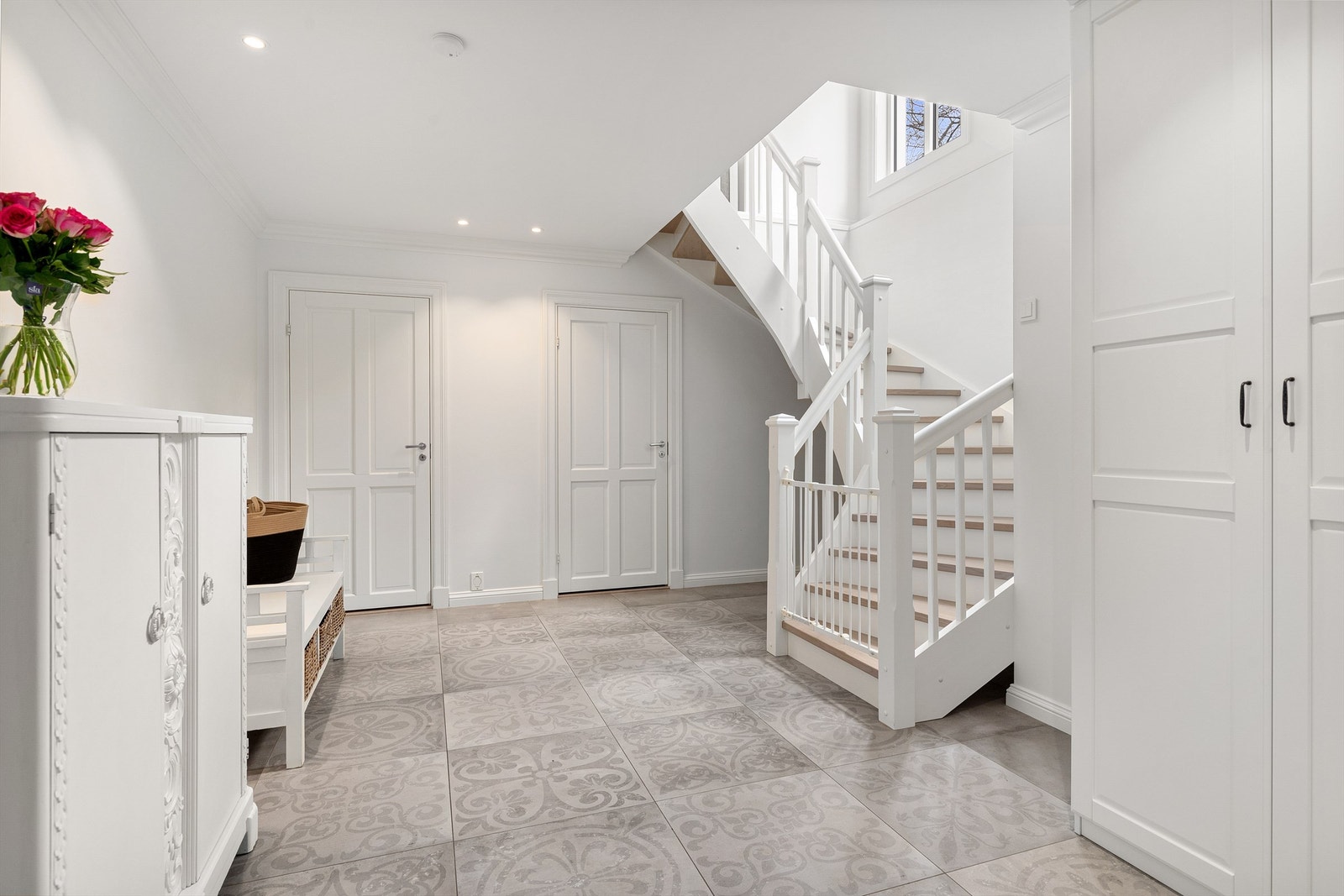 Gang i underetasjen med masse skapplass og varme i gulv Galleribilde