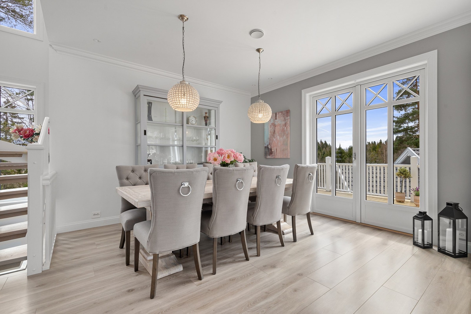 Spisestue med utgang til fin uteplass Galleribilde