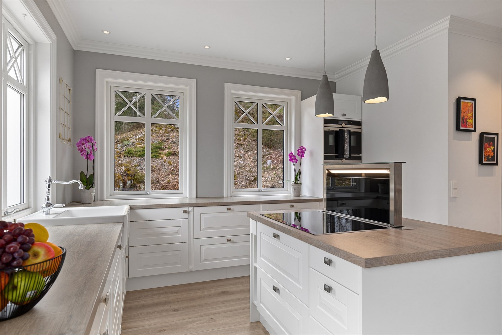 Flott kjøkken med masse skap og benkeplass Galleribilde