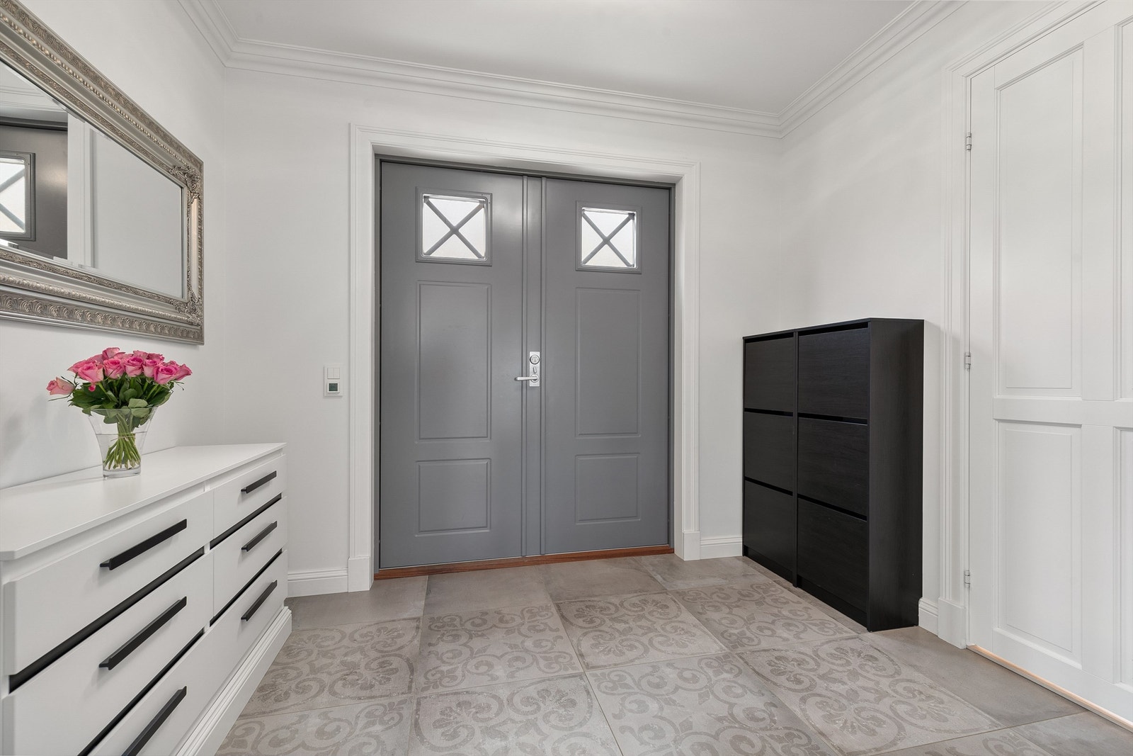 Romslig gang med fliser m / varme på gulv Galleribilde