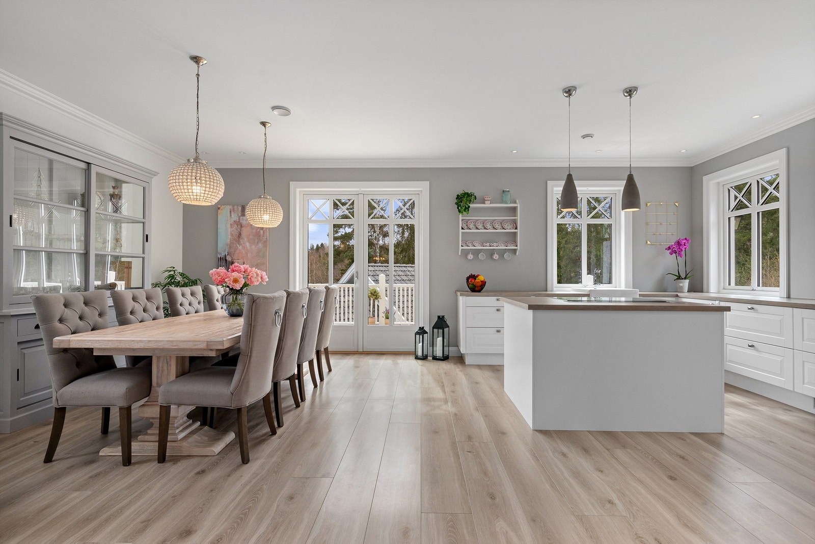 Åpen stue/kjøkken løsning som gir et moderne preg Galleribilde