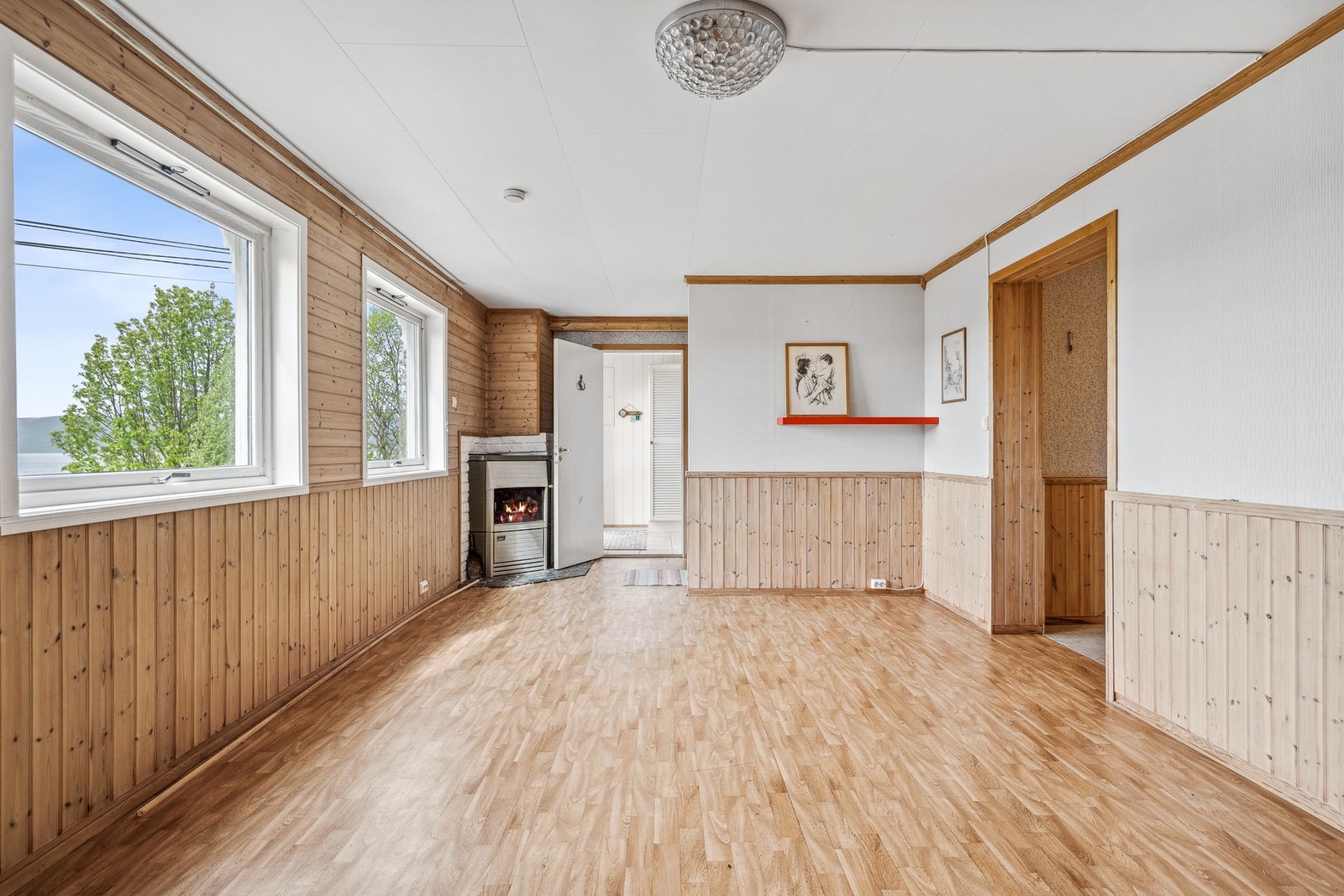 Romslig stue med flott utsikt og ildsted i utleiedel Galleribilde