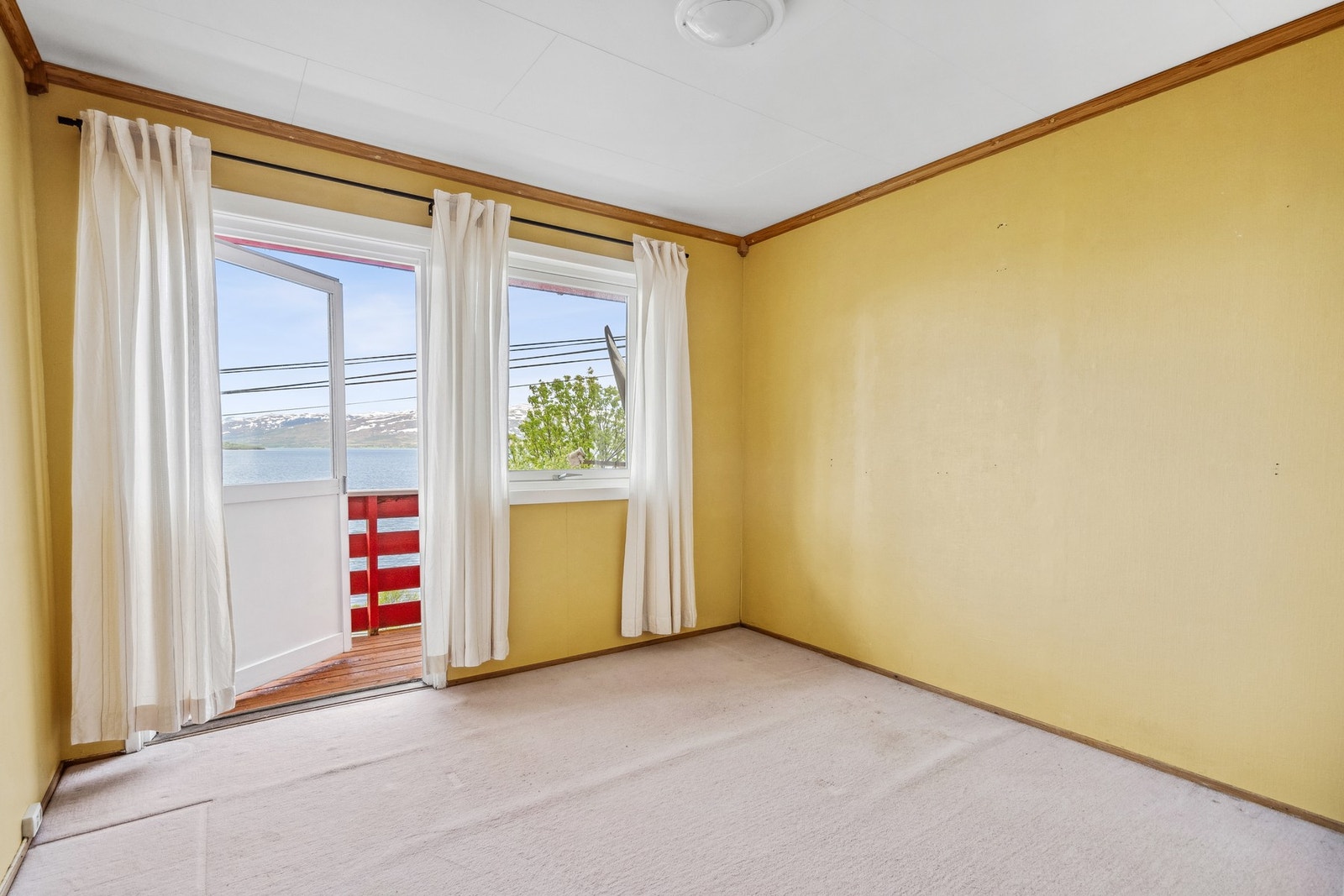 Stort soverom på hovedplan med utgang til vestvendt veranda. Galleribilde
