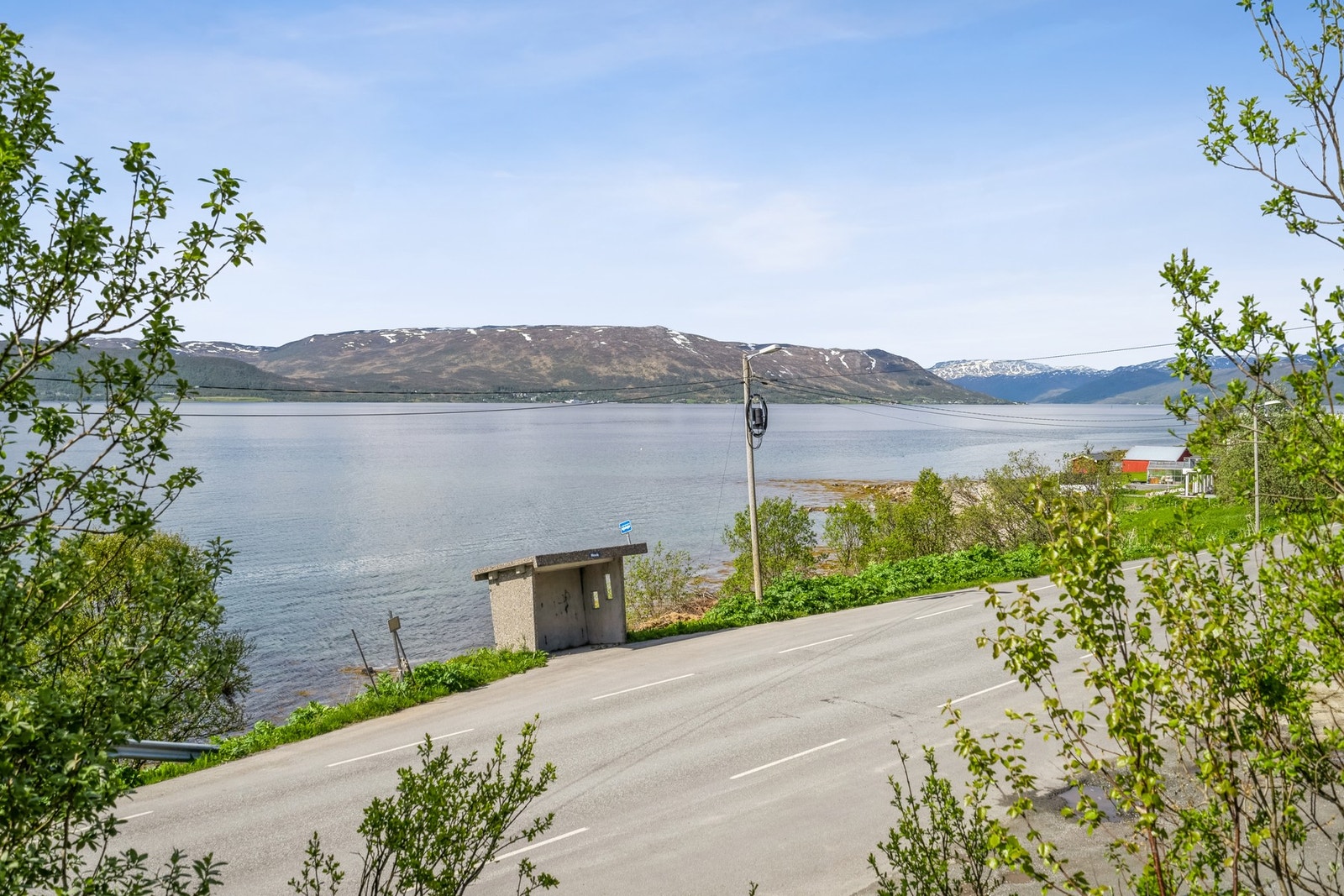 Busstopp nedenfor eiendommen Galleribilde