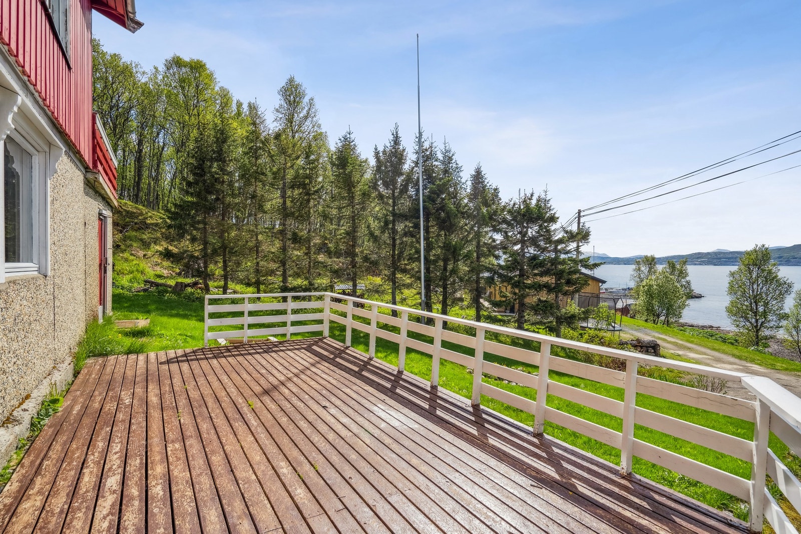 Stor vestvendt terrasse ved entre Galleribilde