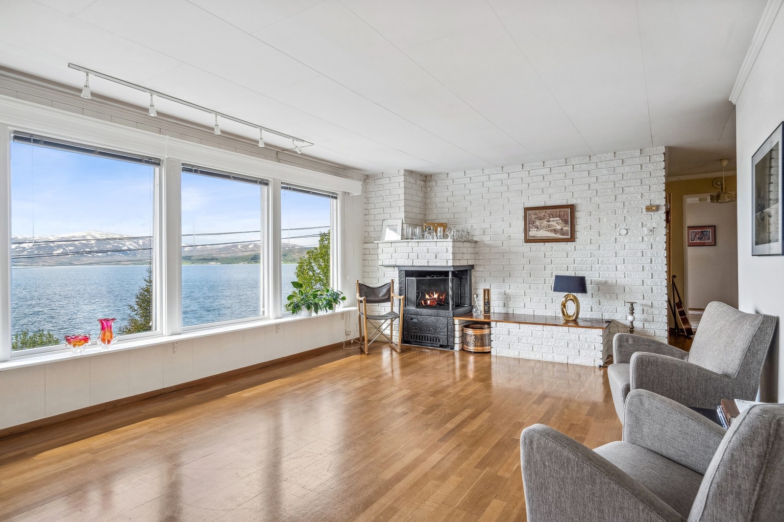 Koselig ildsted i stue med utsikt over sundet og innseilingen til Tromsø Galleribilde