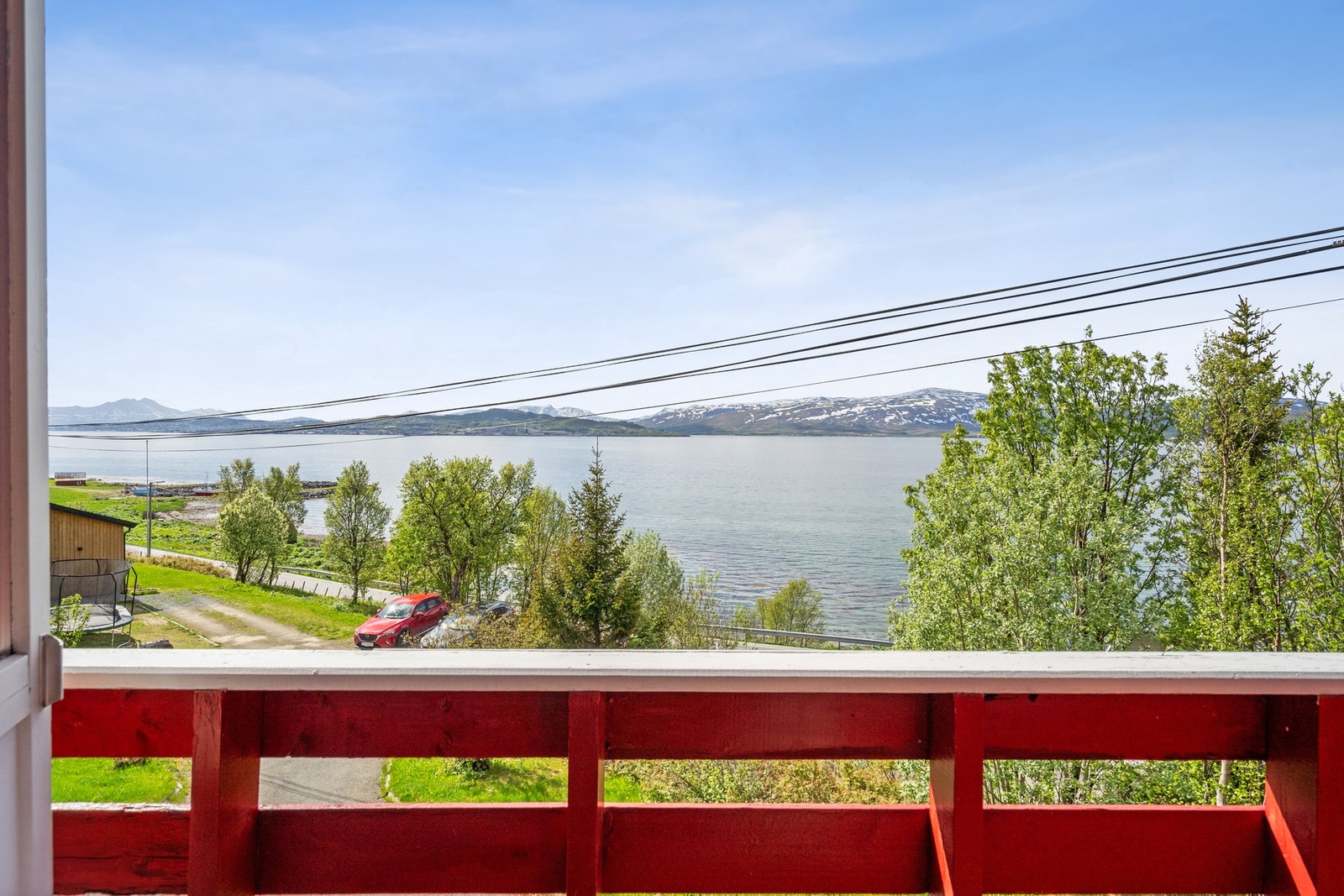 Meget gode sol og utsiktsforhold fra sør og vestvendt veranda Galleribilde