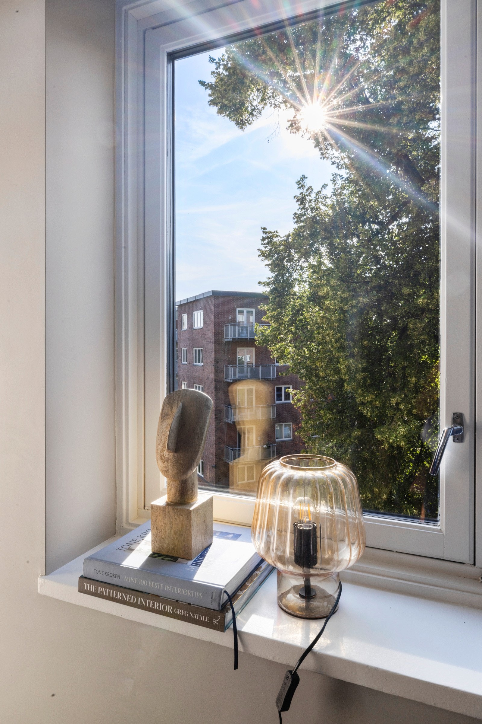 Store vindusflater slipper rikelig med naturlig lys inn og skaper en unik atmosfære. Galleribilde