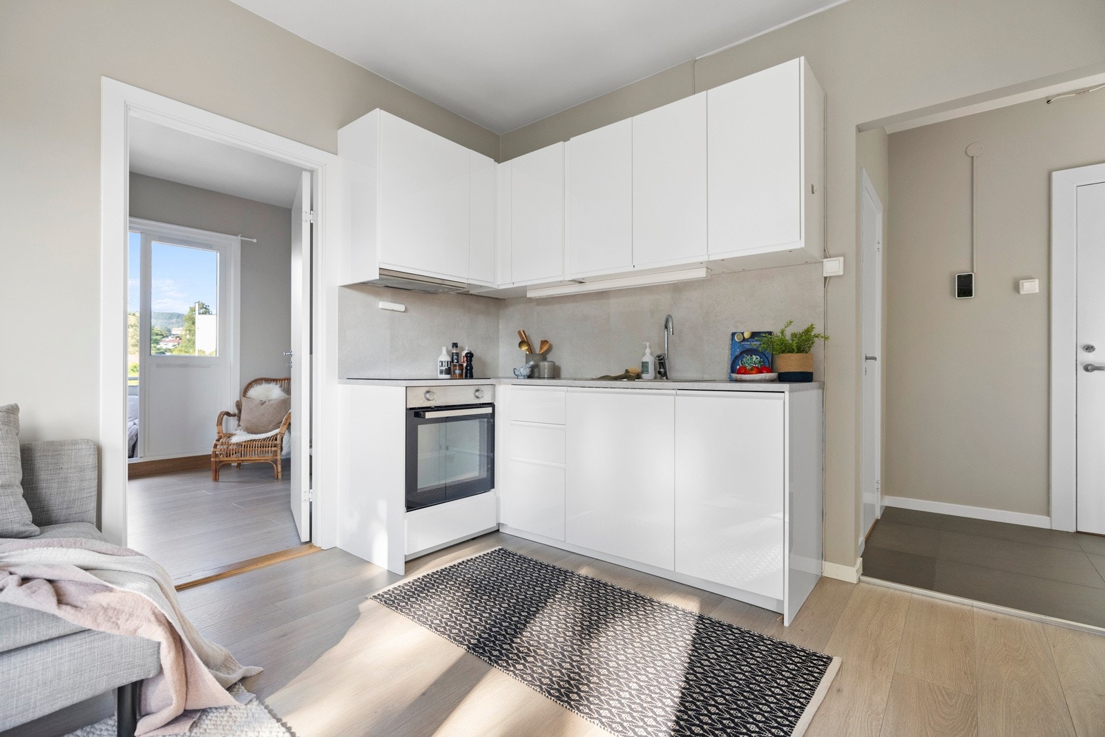 Moderne kjøkkeninnredning (Ikea) fra 2022 med integrerte hvitevarer. Galleribilde