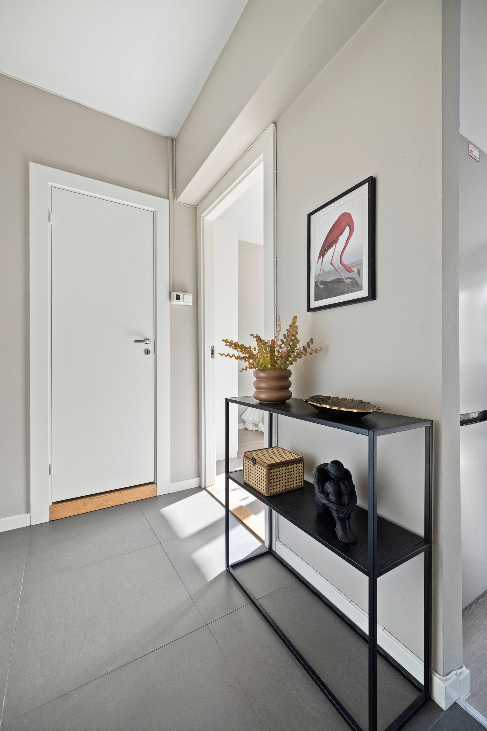 Entré med tilgang til praktisk kott med oppbevaringsmuligheter. Galleribilde